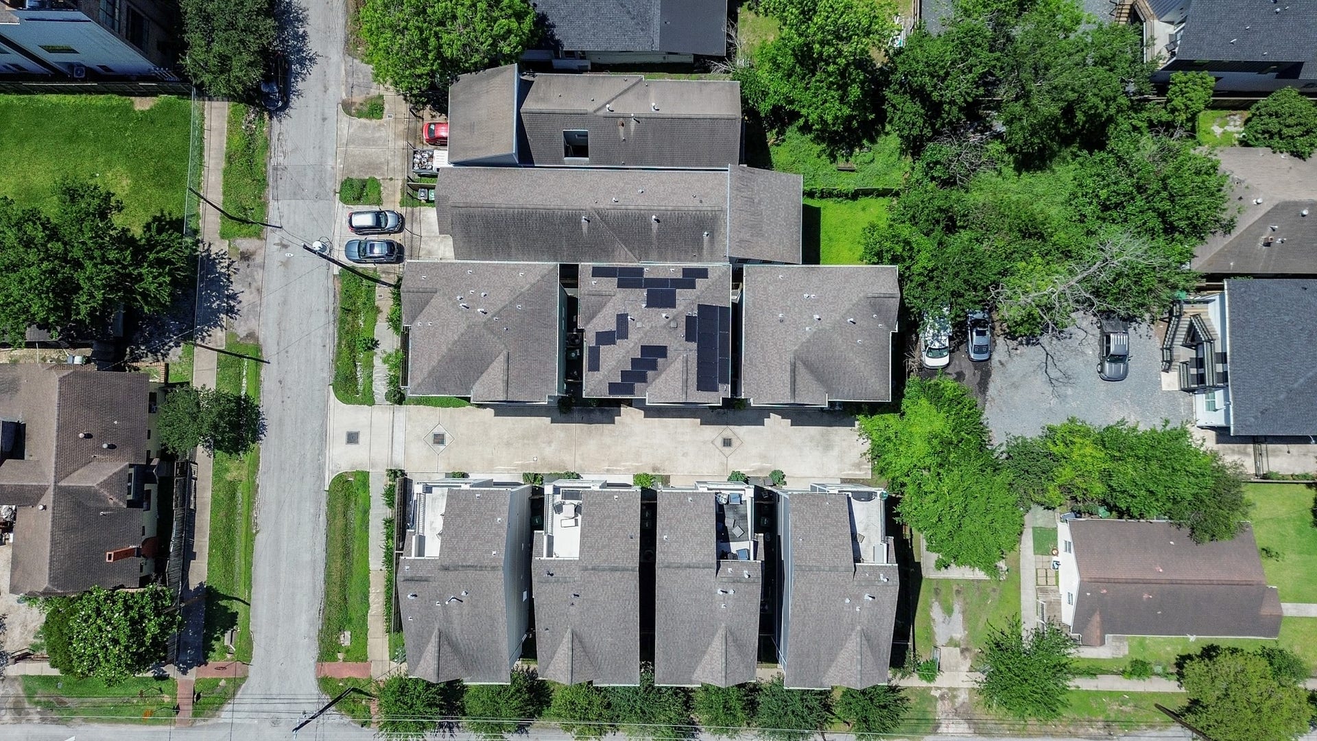 204 Burr Street, #G, Houston, TX 77011 Being positioned at the entrance to the community gives this home a larger yard footprint and exterior views that don't have you looking out to the side of your neighbor's home.