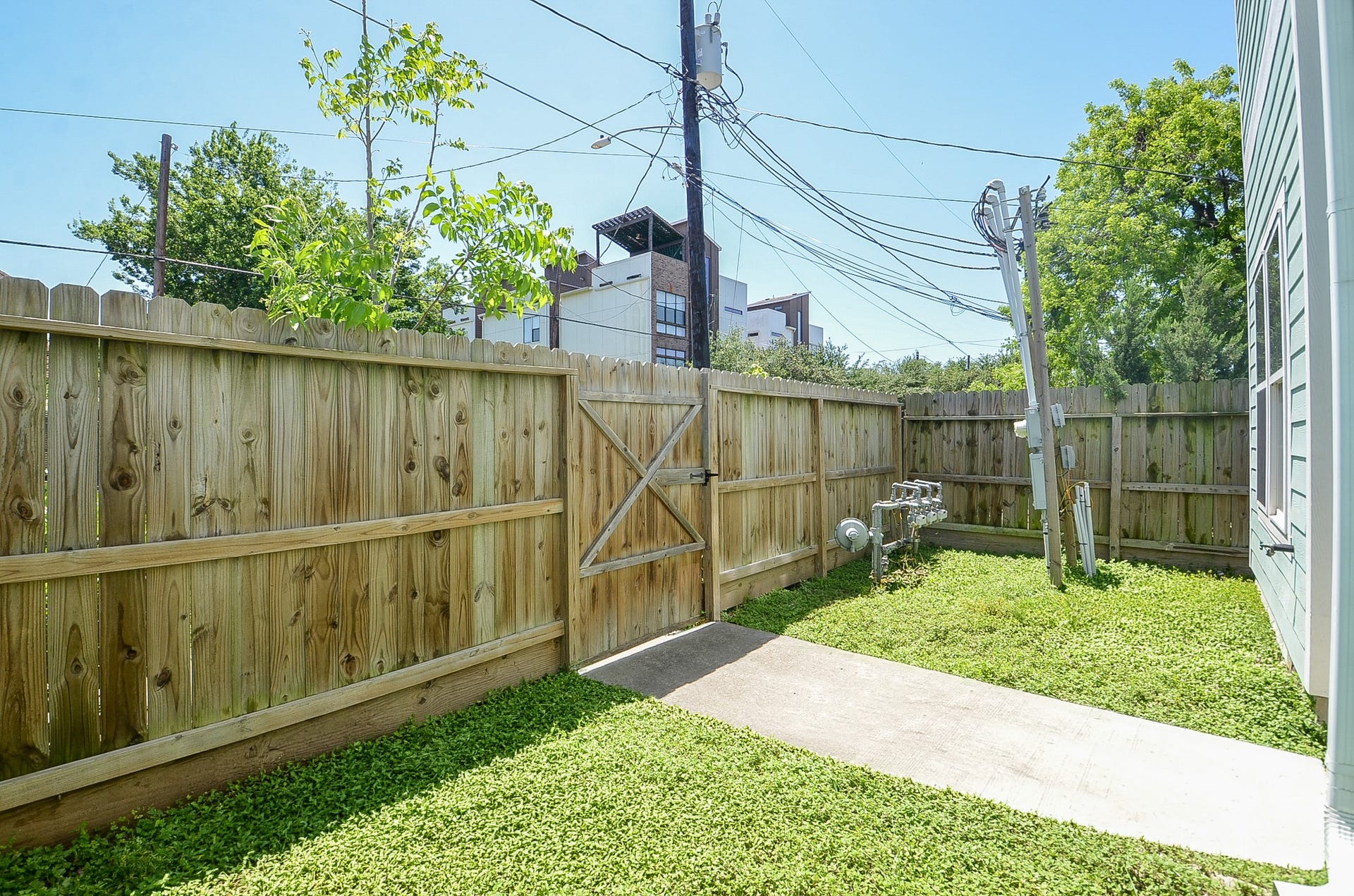 204 Burr Street, #G, Houston, TX 77011 Private fenced outdoor space with gate access to the sidewalk.