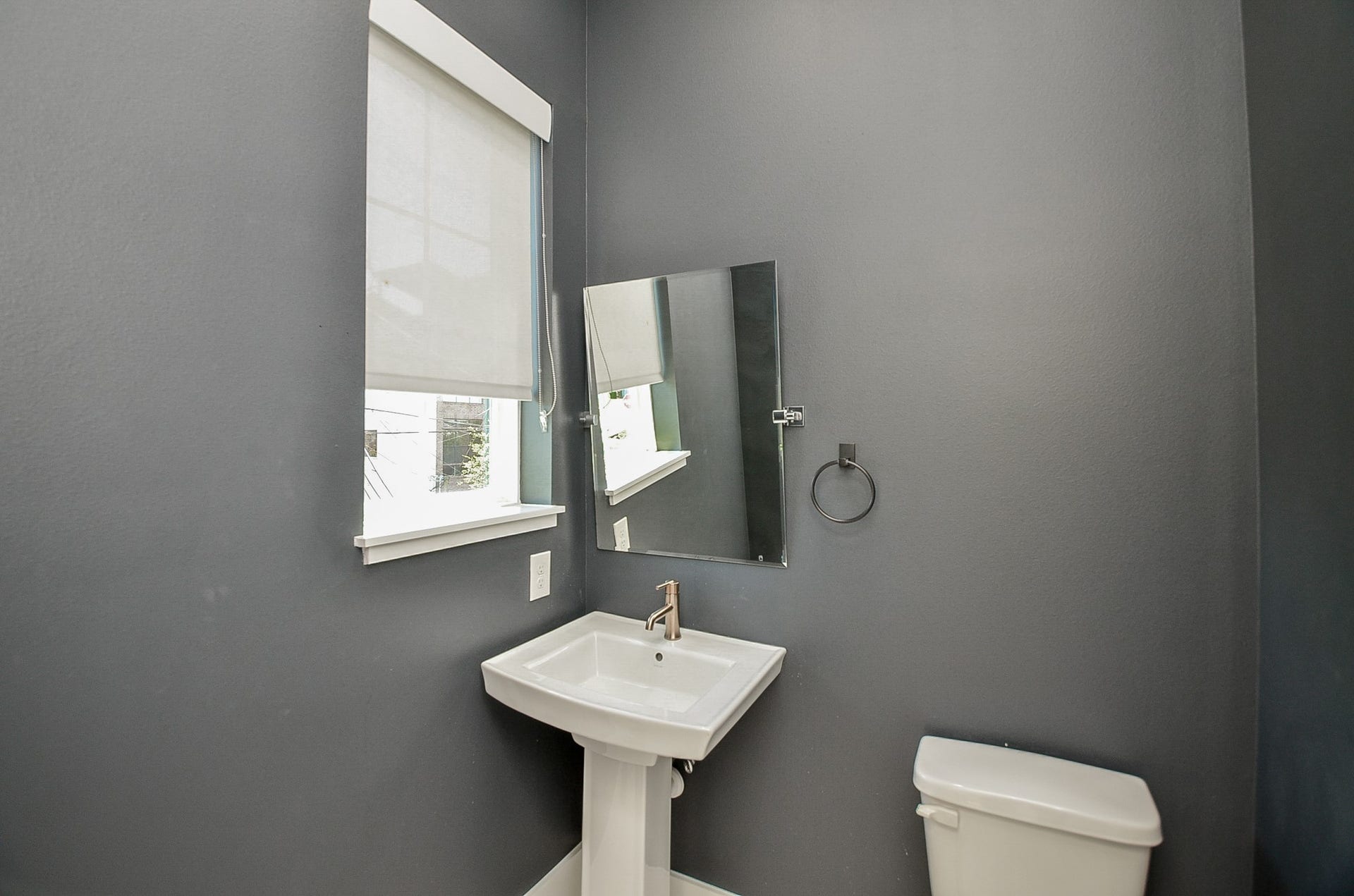 204 Burr Street, #G, Houston, TX 77011 A second-floor half bath serves the main living and entertaining areas.
