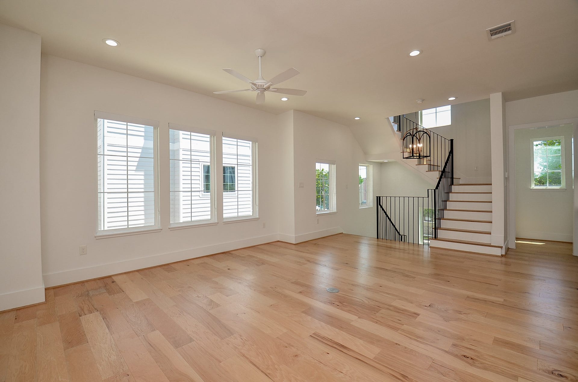 204 Burr Street, #G, Houston, TX 77011 Large windows bring natural light into the main gathering space.