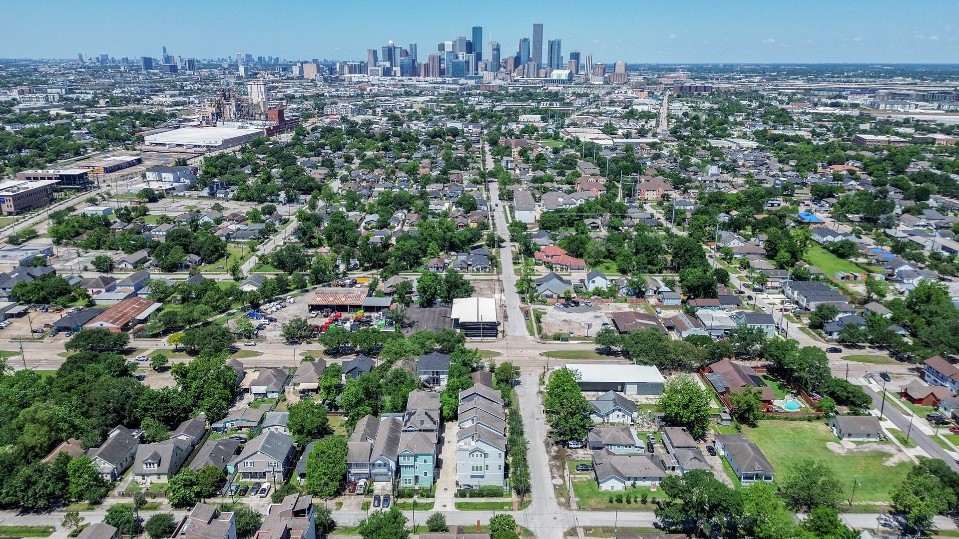 204 Burr Street, #G, Houston, TX 77011 Downtown Houston is just minutes away, along with some of the areas most popular outdoor and dining destinations. Enjoy easy access to Mason Park, Buffalo Bayou Park trails, and Eastwood Park for hiking, biking, and recreation. Burnet Elementary and Lantrip Elementary are both within walking distance, while nearby Kroger, Starbucks, and well-known EaDo dining spots add to the convenience of this prime Inner Loop location.