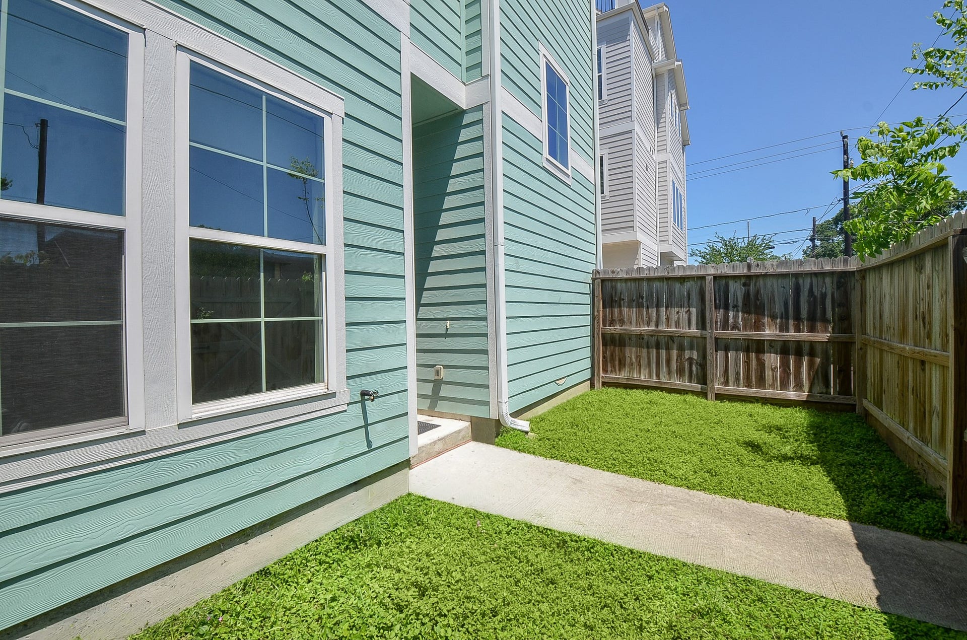 204 Burr Street, #G, Houston, TX 77011 A second view shows the fenced yards shape and usable outdoor space.