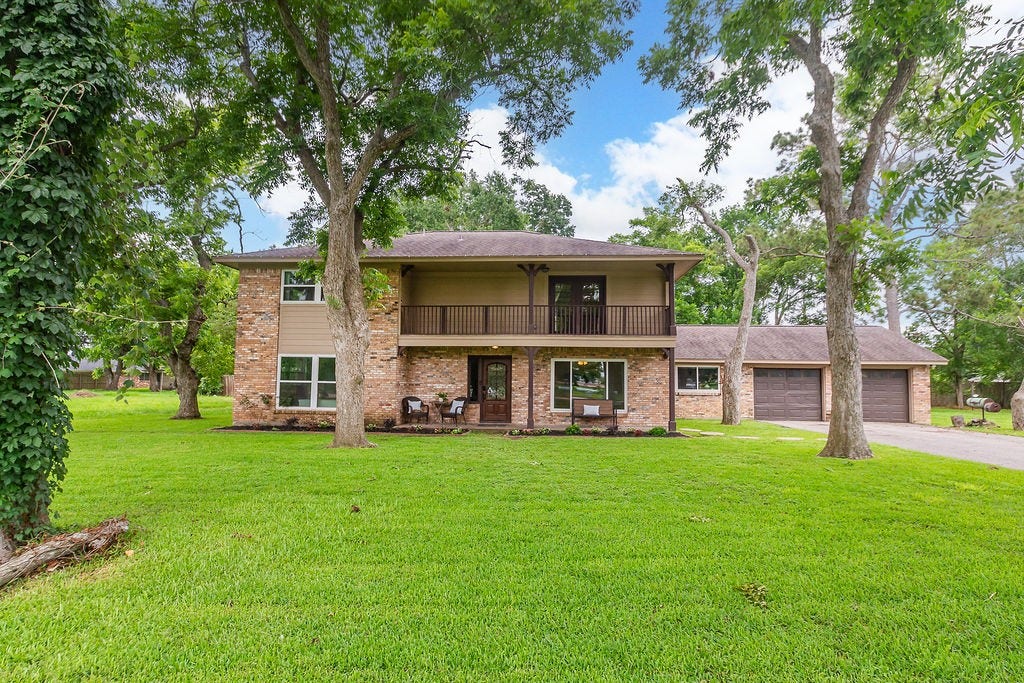 1055 S Anderson Street, Angleton, TX 77515 1055 S Anderson Street, Angleton, TX 77515
