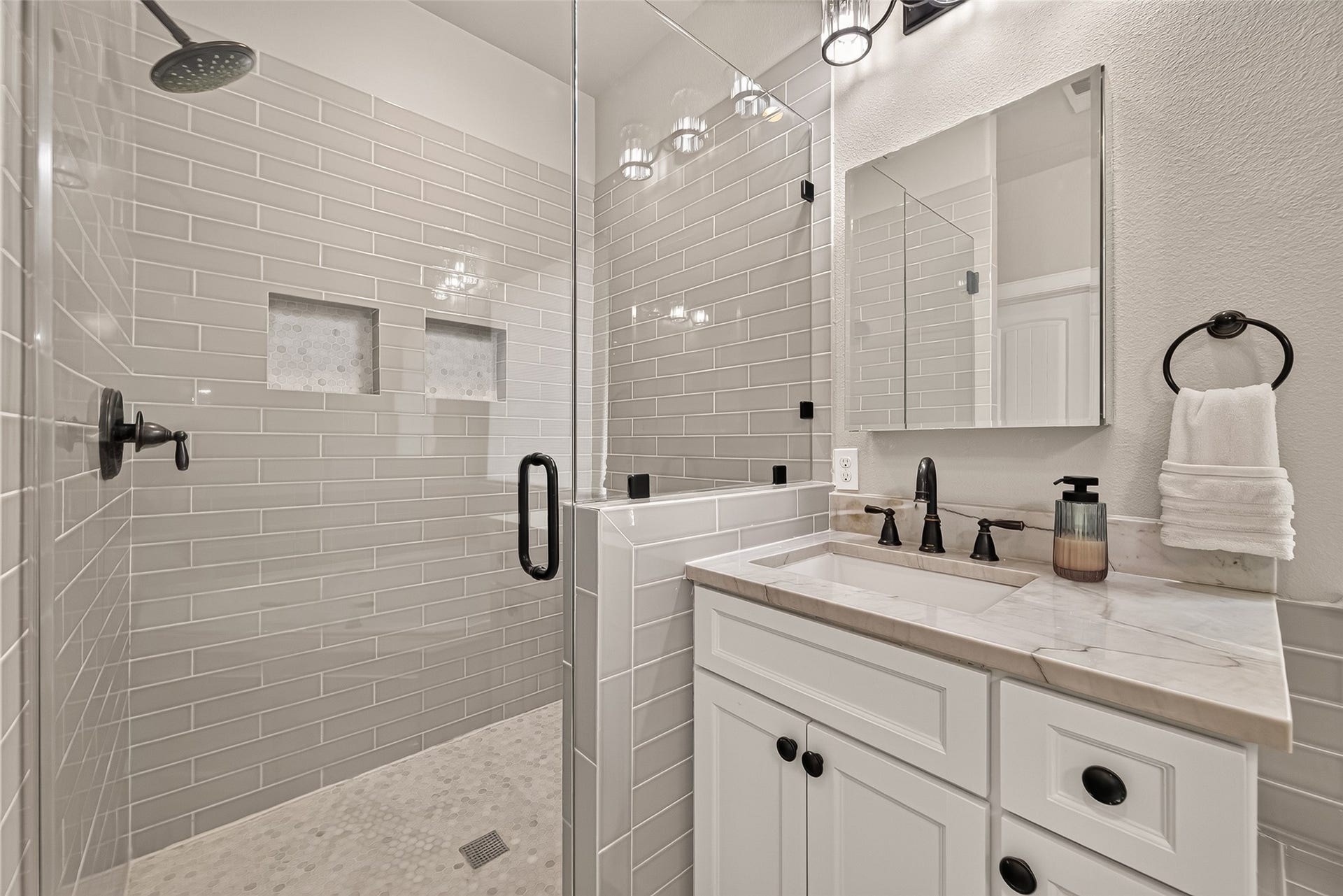730 E 17th Street, Houston, TX 77008 Separate walk in shoer