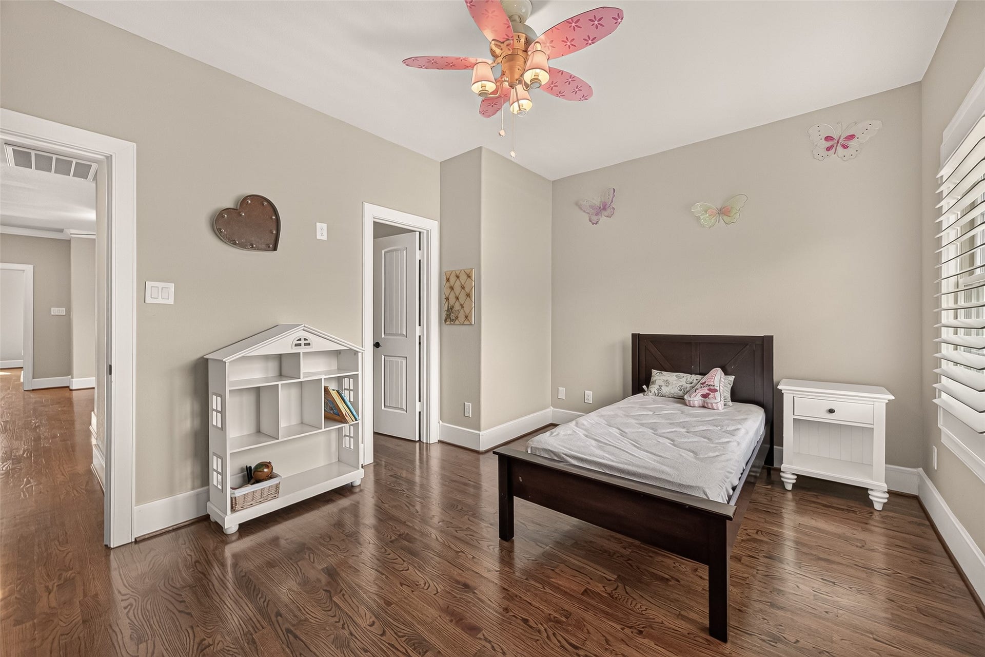 730 E 17th Street, Houston, TX 77008 Secondary bedroom has a ceiling fan and big closet