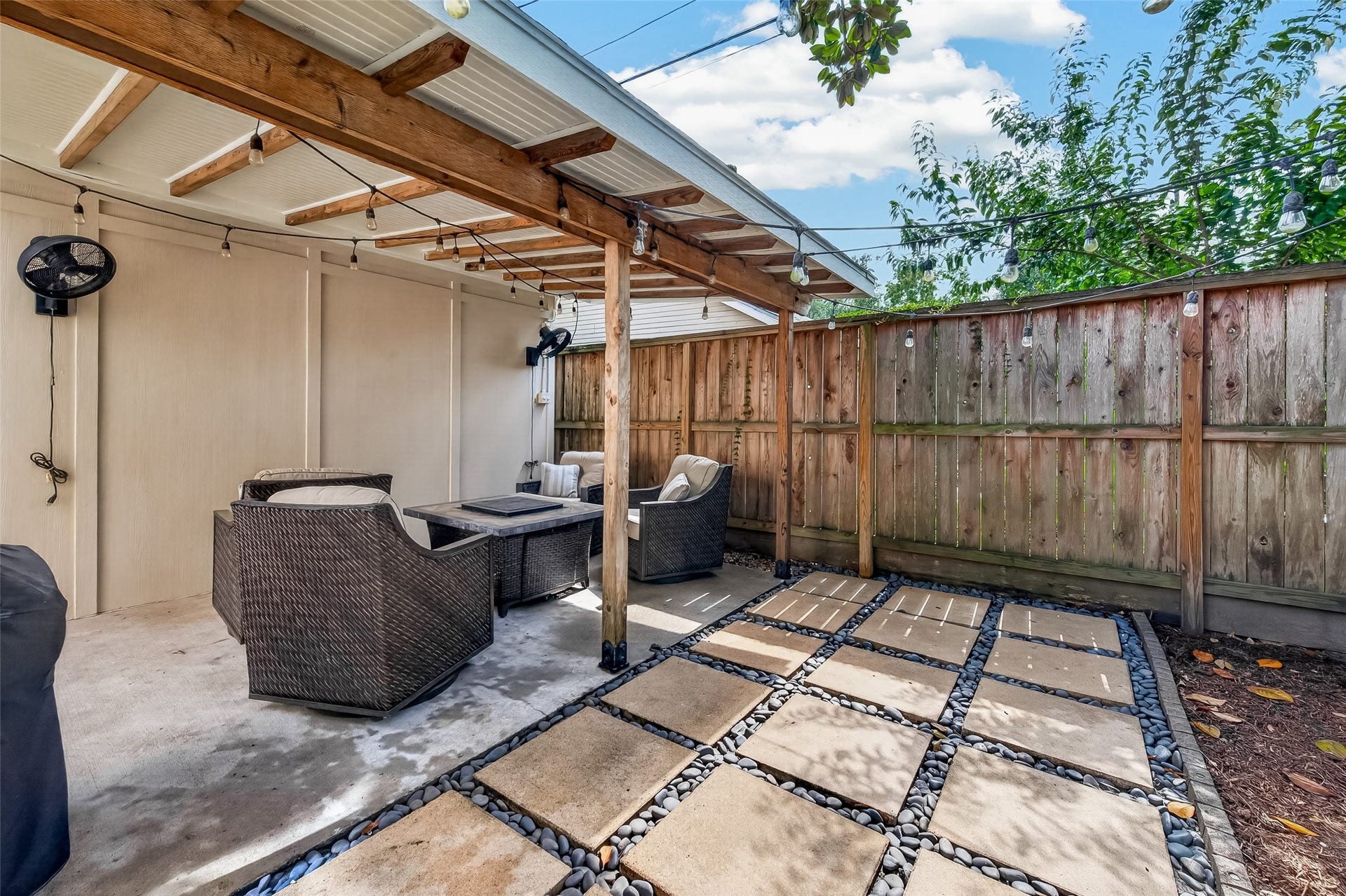 730 E 17th Street, Houston, TX 77008 Another view of sitting and fenced backyard