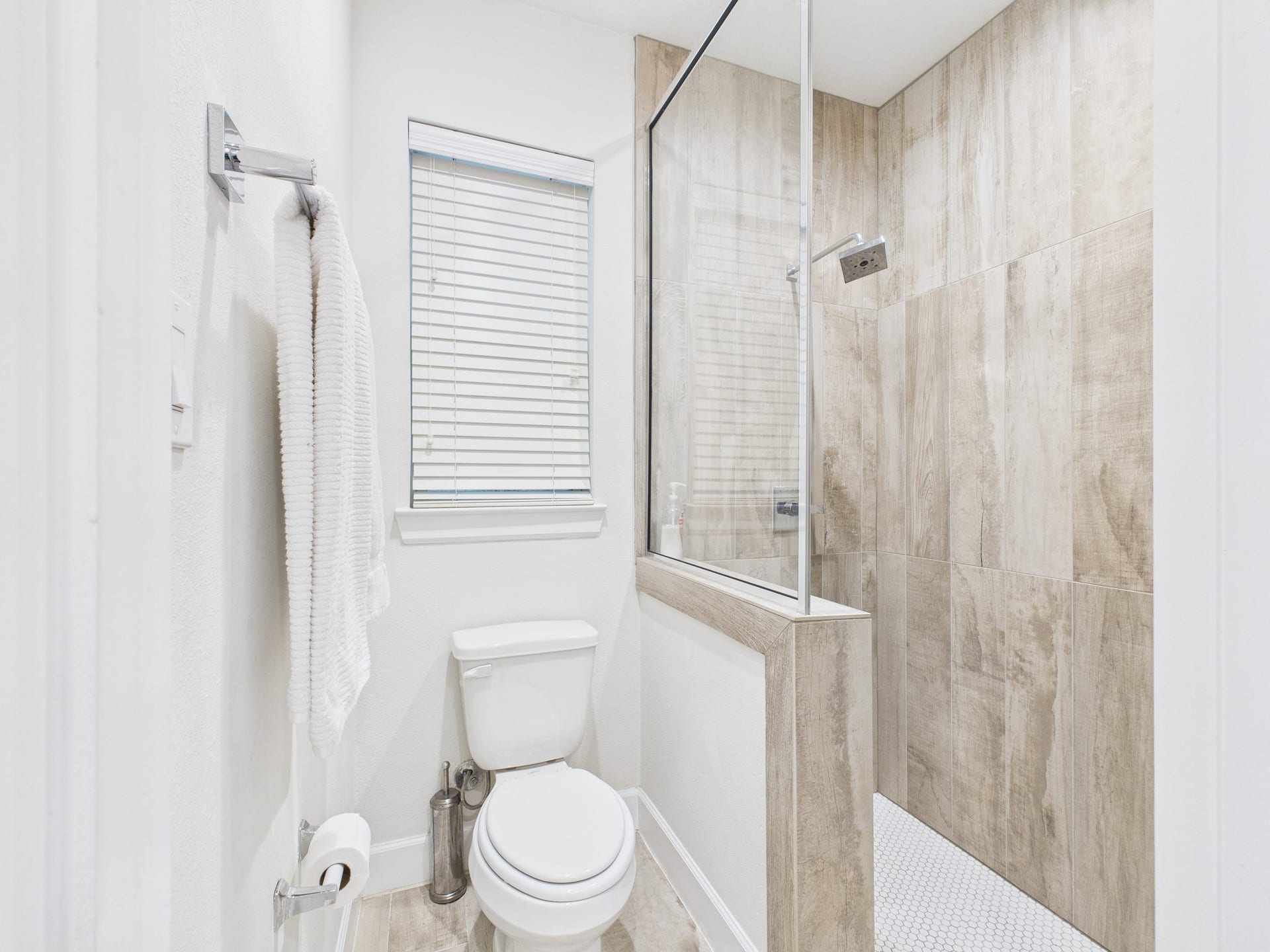 En suite bathroom (1st floor)