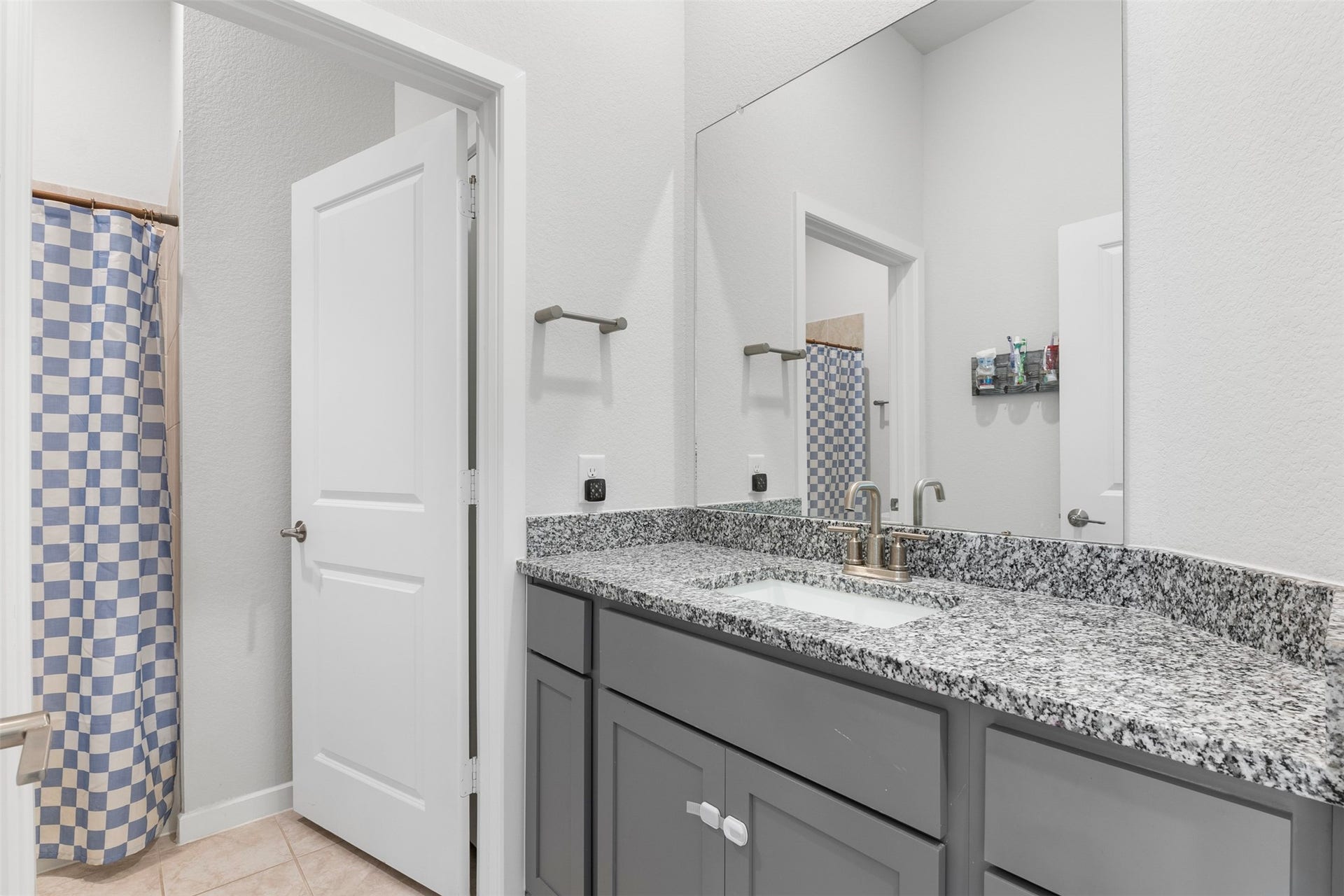 22107 Palo Dura Lane, Tomball, TX 77375 Secondary bathroom