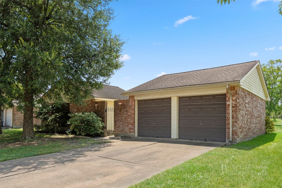 Property photo for 422 W Castle Harbour Drive, Friendswood, TX