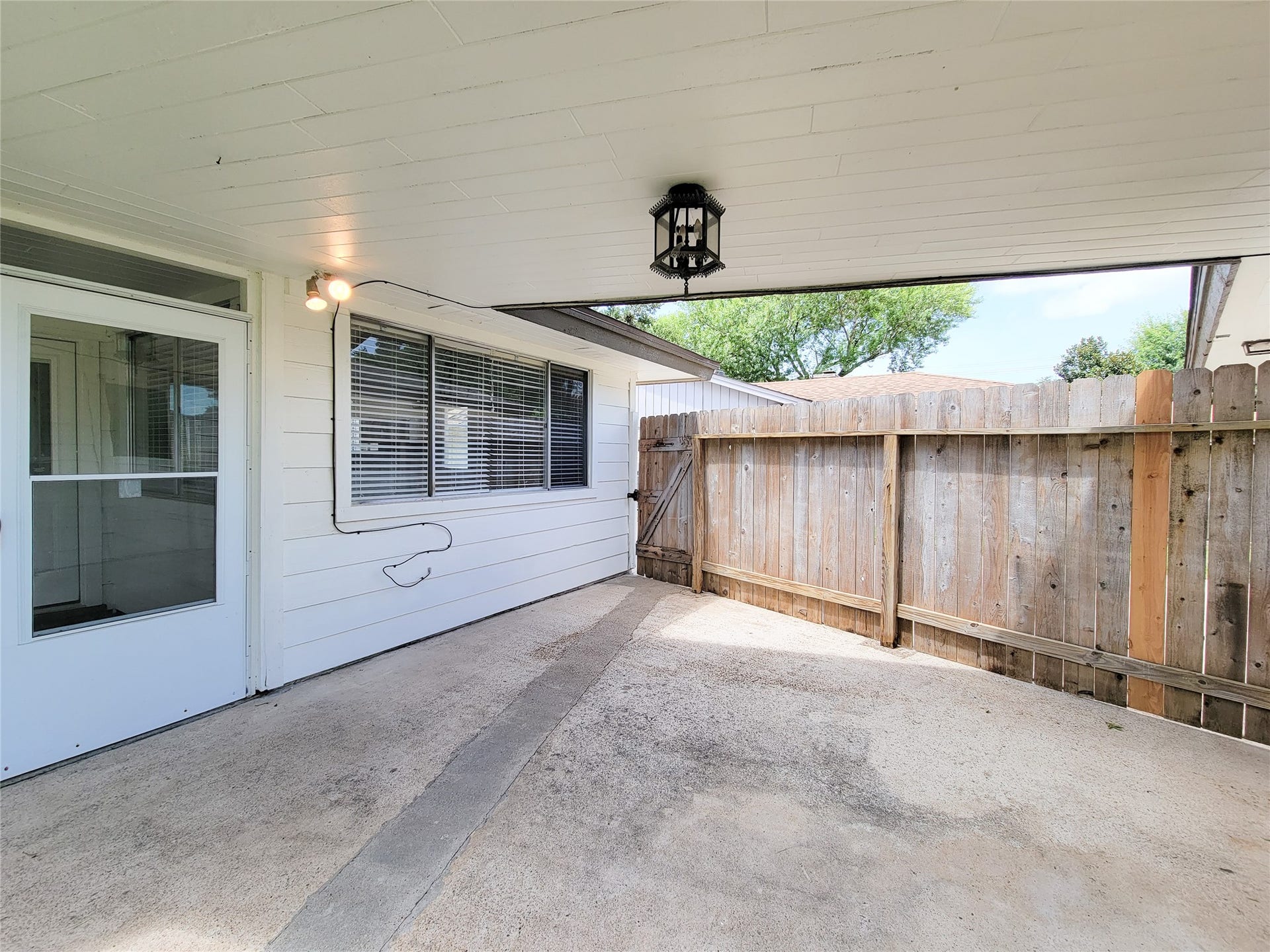 18583 Martinique Drive, Nassau Bay, TX 77058 Breezeway