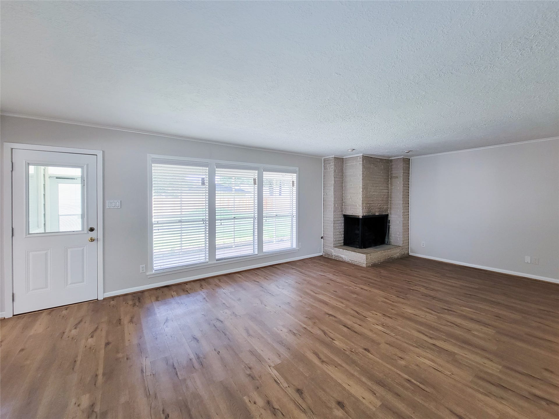 18583 Martinique Drive, Nassau Bay, TX 77058 Corner wood burning or gas fireplace