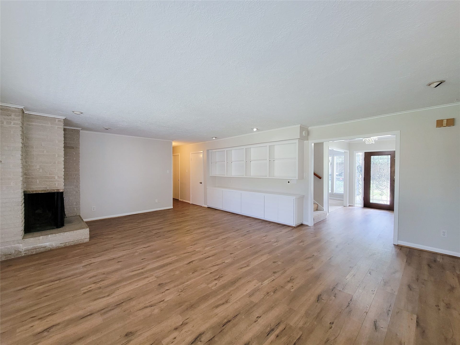 18583 Martinique Drive, Nassau Bay, TX 77058 Spacious family room, Nice Vinyl Plank flooring thruout