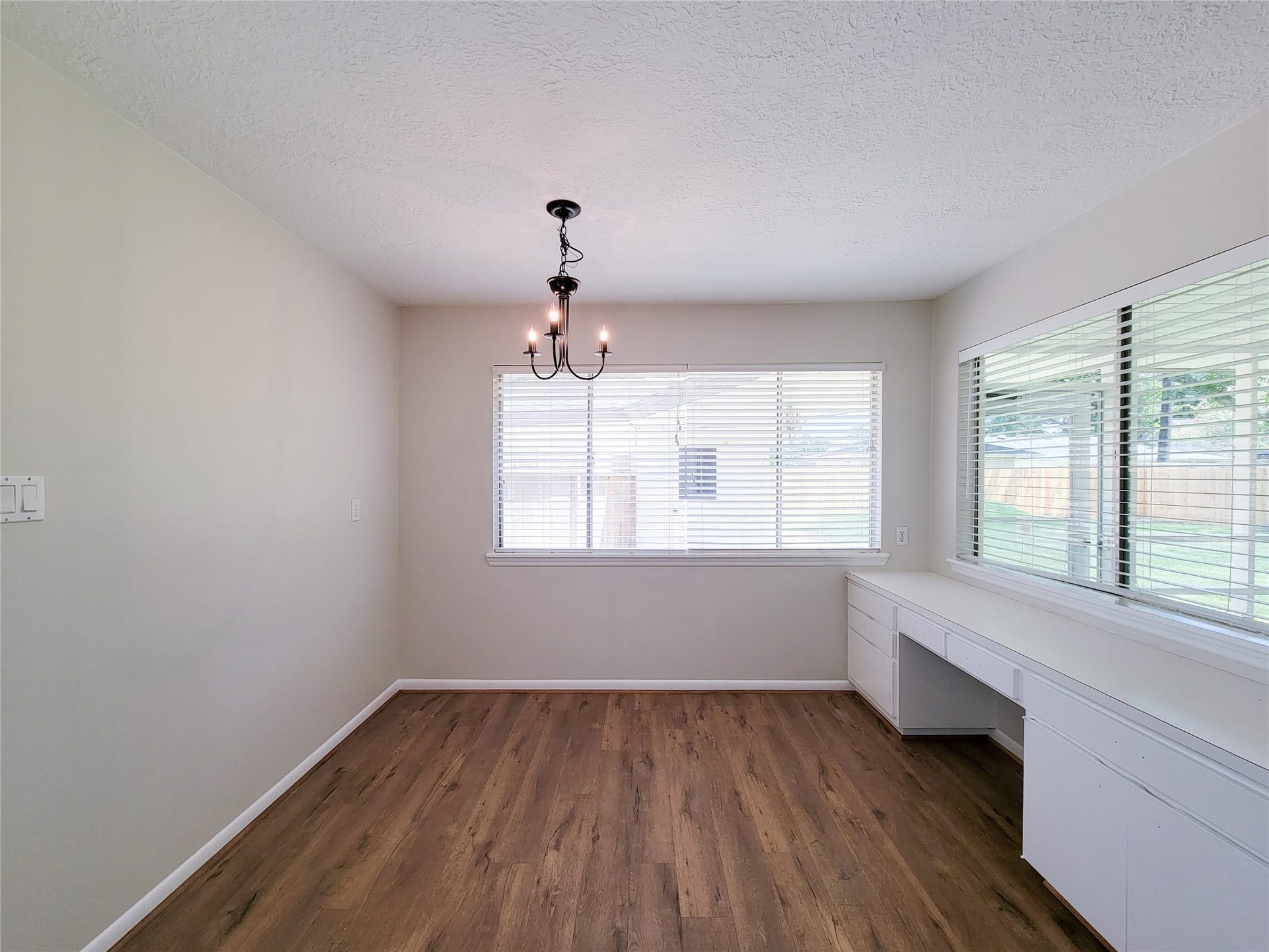 18583 Martinique Drive, Nassau Bay, TX 77058 station and overlooks screened in porch and backyard