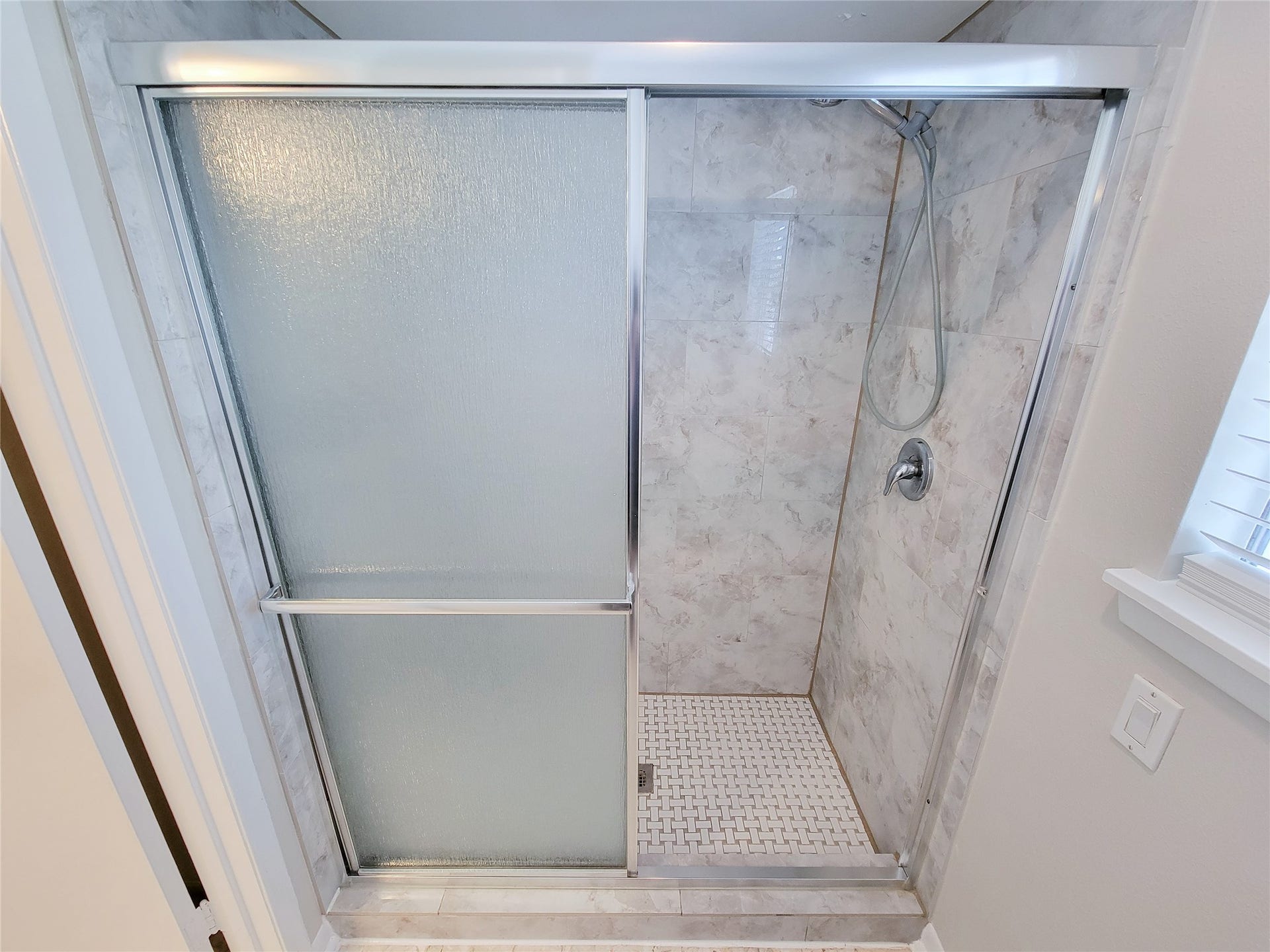 18583 Martinique Drive, Nassau Bay, TX 77058 Shower upstairs bathroom