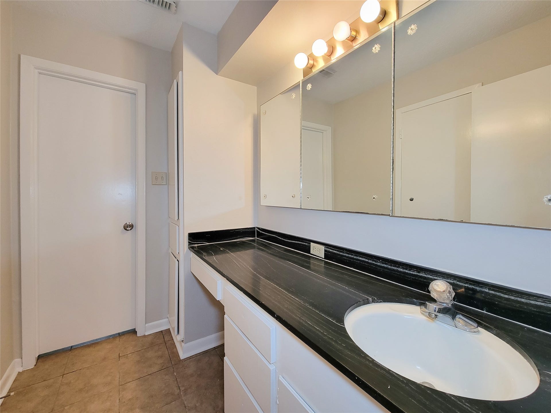 18583 Martinique Drive, Nassau Bay, TX 77058 Secondary bathroom downstairs