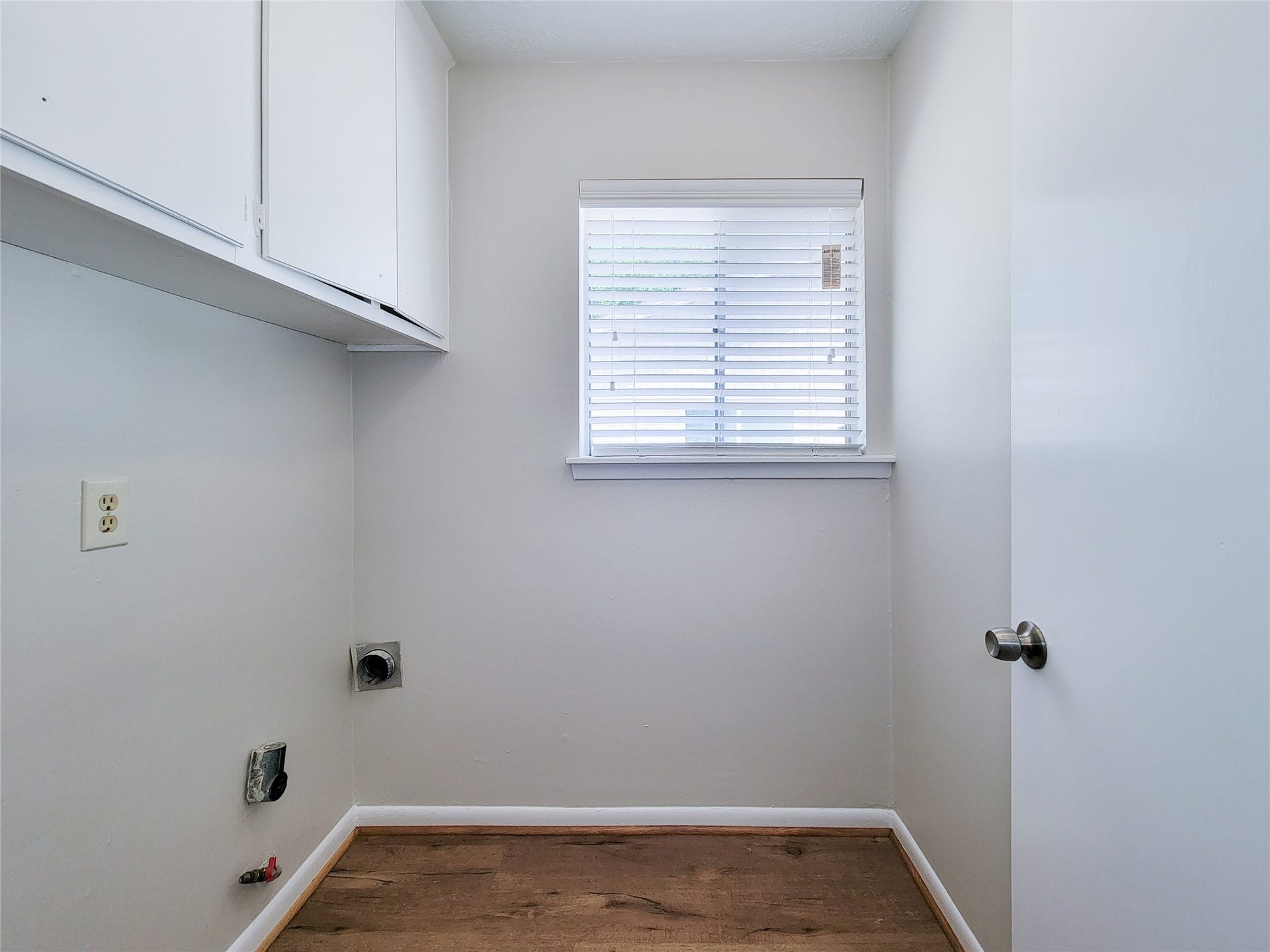 18583 Martinique Drive, Nassau Bay, TX 77058 Utility room just off kitchen