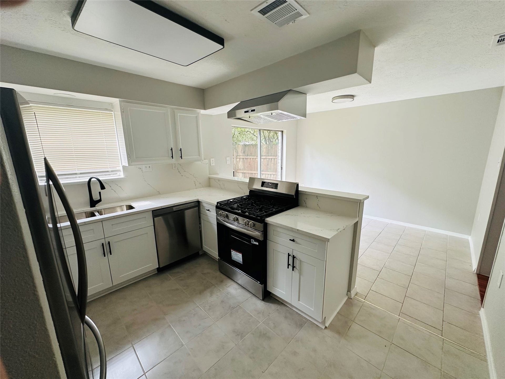 44 Yewleaf Road, The Woodlands, TX 77381 44 Yewleaf Road, The Woodlands, TX 77381