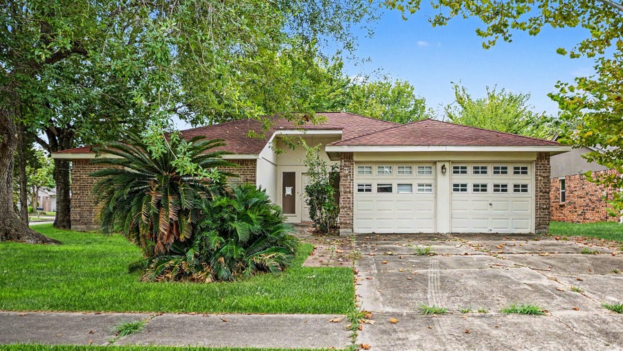 Property photo for 131 Meadow Bend Street, League City, TX