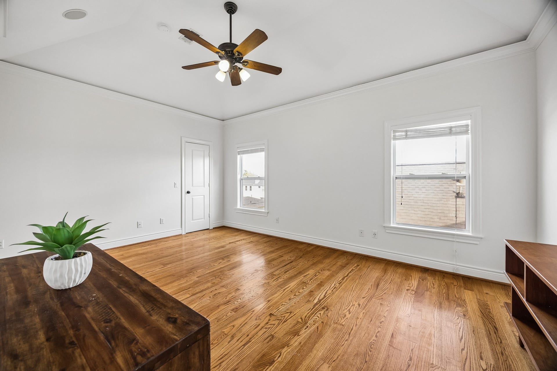 916 Lawrence Street, #A, Houston, TX 77008 Beautiful hardwood floors throughout.