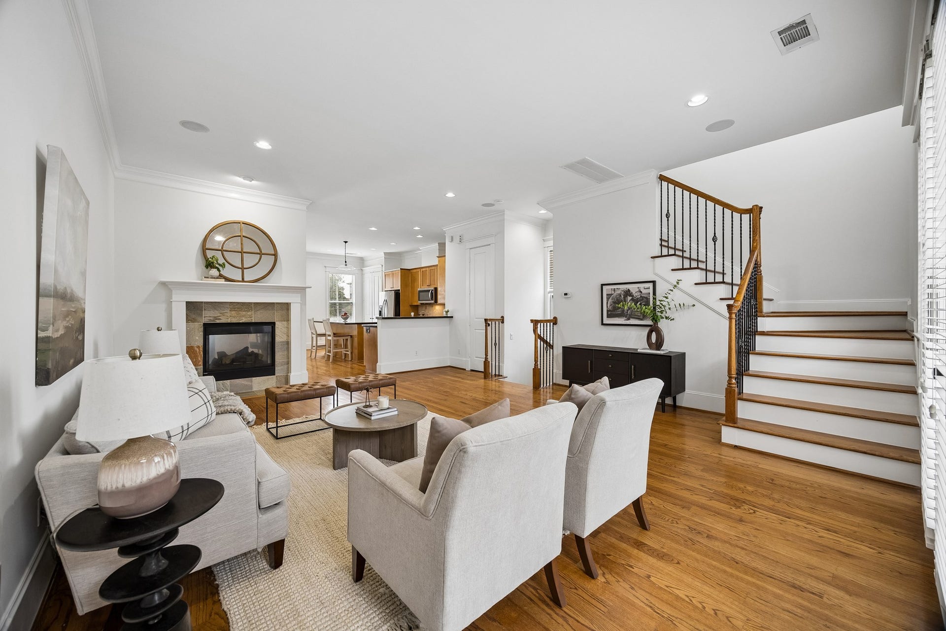 916 Lawrence Street, #A, Houston, TX 77008 This home is perfect for entertaining.