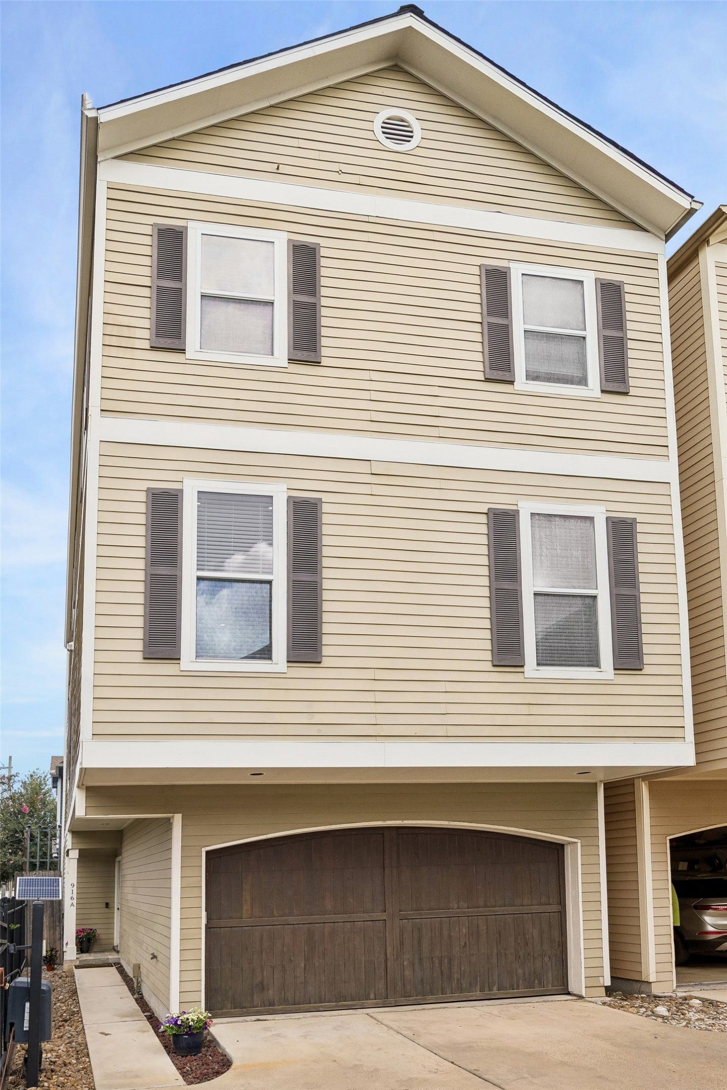 916 Lawrence Street, #A, Houston, TX 77008 Steps from the best restaurants and the Heights Hike and Bike trails.