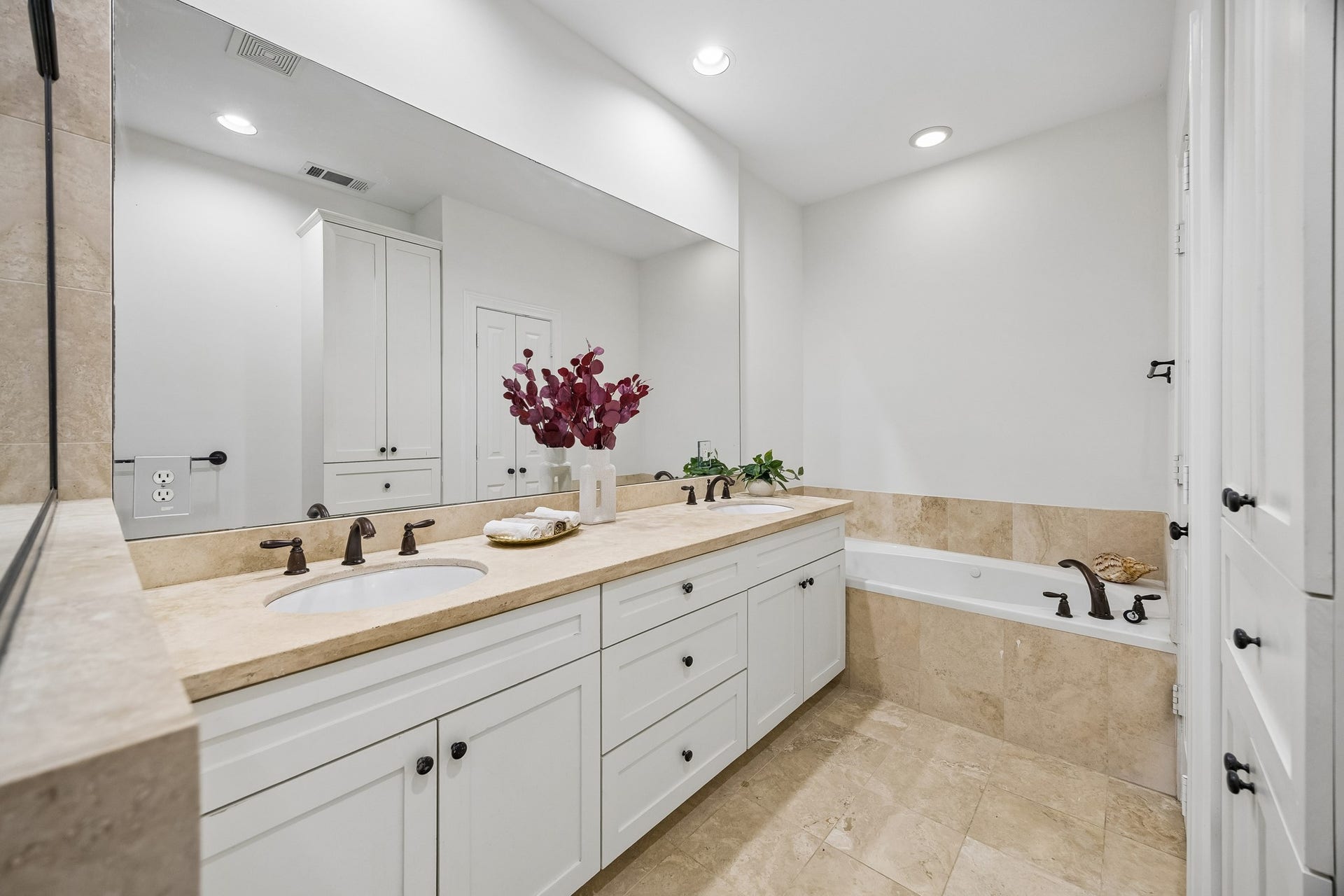 916 Lawrence Street, #A, Houston, TX 77008 Enjoy wonderful soaking tub.