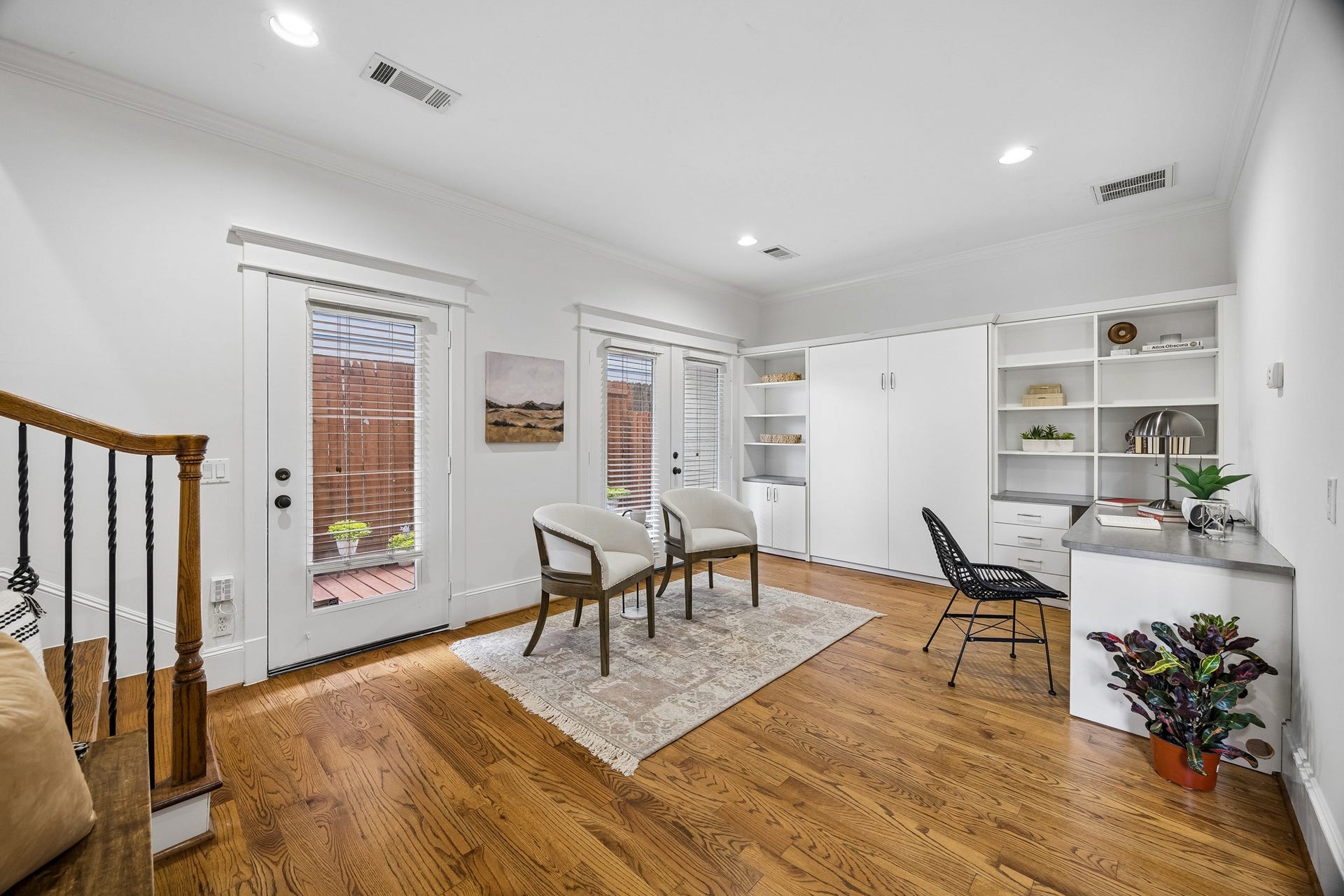 916 Lawrence Street, #A, Houston, TX 77008 Enter to find a light-filled flex space perfect for a home office or place to enjoy your morning coffee.