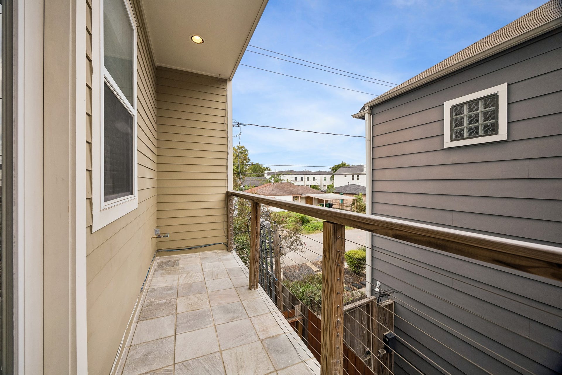 916 Lawrence Street, #A, Houston, TX 77008 Second floor balcony.