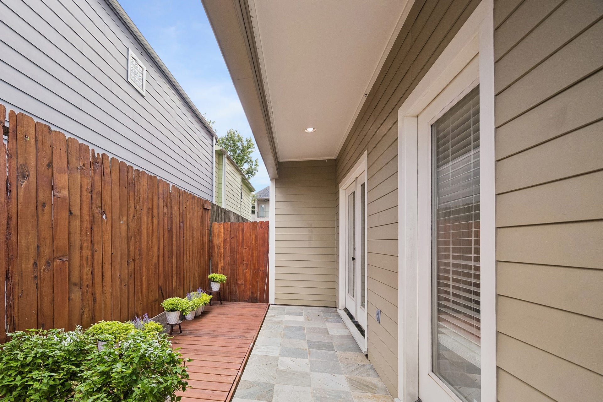 916 Lawrence Street, #A, Houston, TX 77008 Morning coffee or evening wind-down, the back patio is your quiet getaway from the city's fast pace. Space for your outdoor grill.