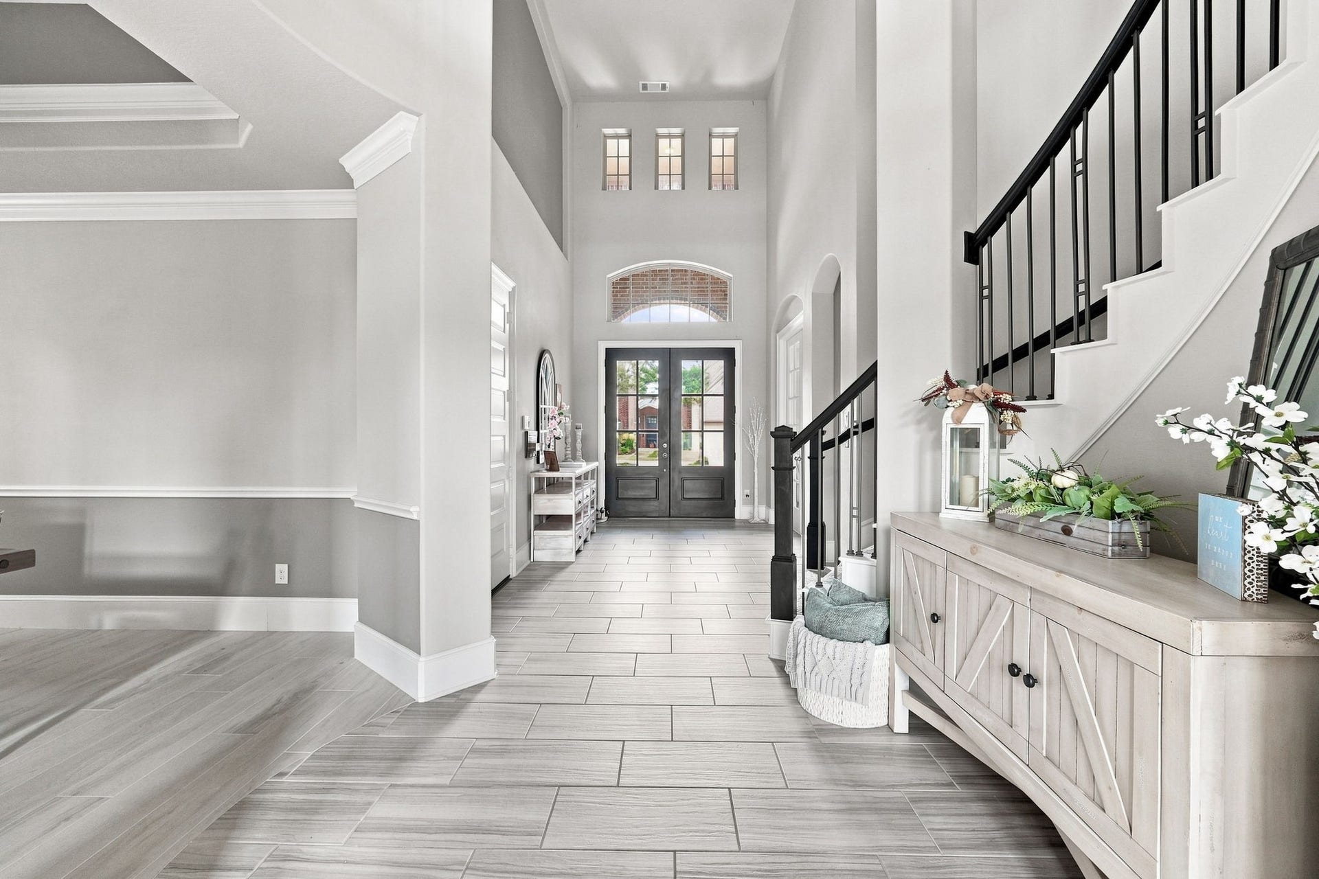 30719 Barred Owl Way, Fulshear, TX 77423 The impressive entry offers a captivating view through the home toward the light-filled living room.