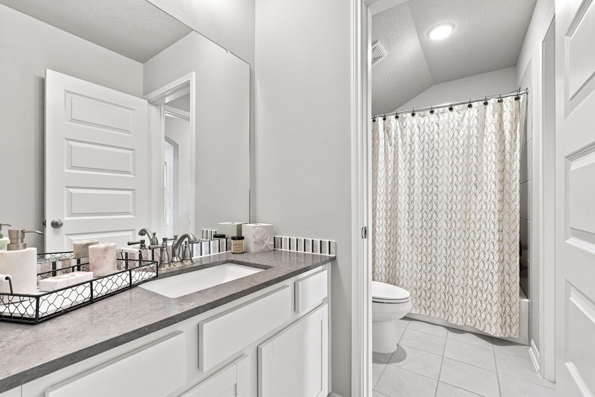 30719 Barred Owl Way, Fulshear, TX 77423 A conveniently designed Jack-and-Jill bathroom serves two of the upstairs secondary bedrooms.