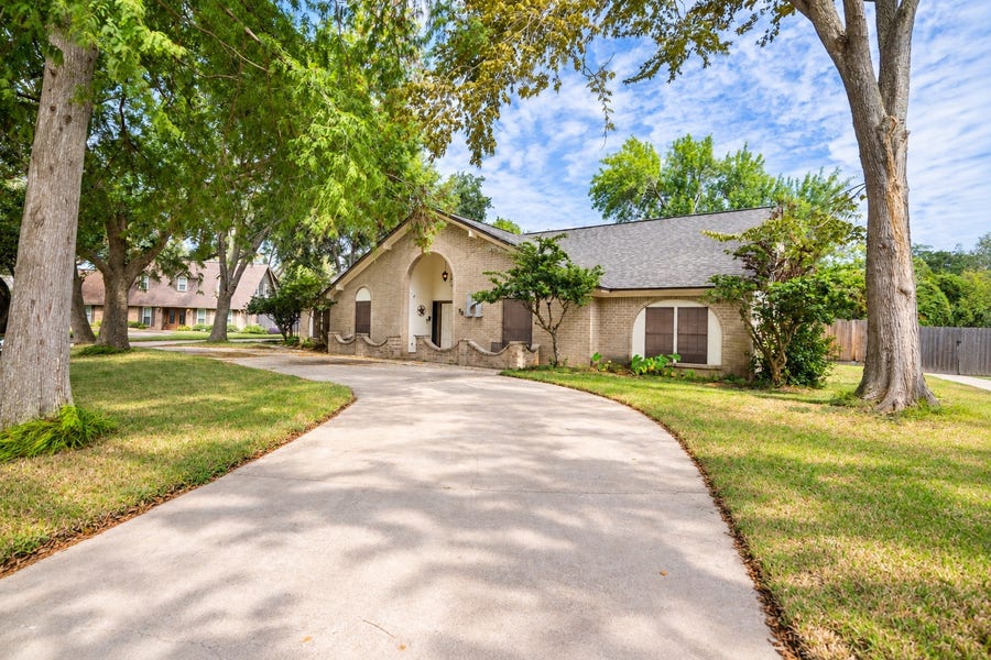 Property photo for 56 Flag Court, Lake Jackson, TX