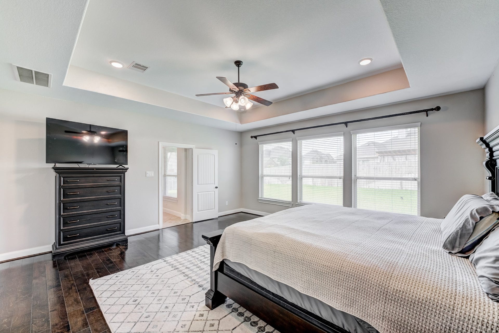 13502 Sorghum Drive, Rosharon, TX 77583 Primary bedroom with tray ceiling