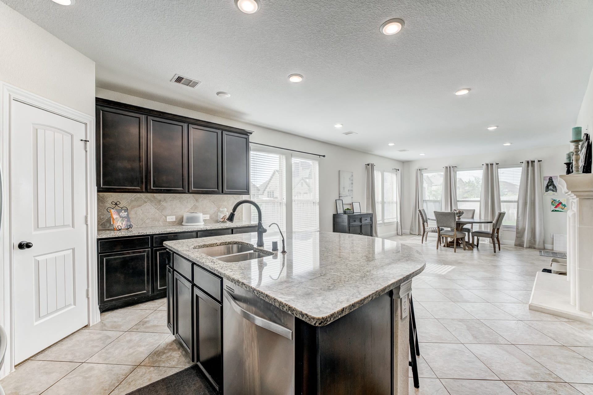 13502 Sorghum Drive, Rosharon, TX 77583 Open kitchen and dining area