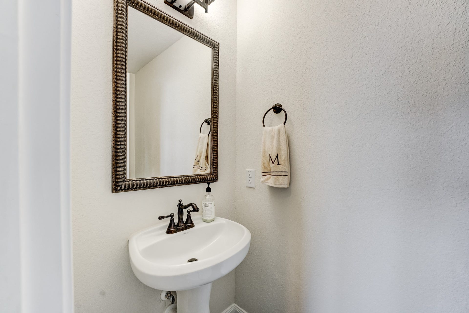13502 Sorghum Drive, Rosharon, TX 77583 Convenient upstairs half bathroom