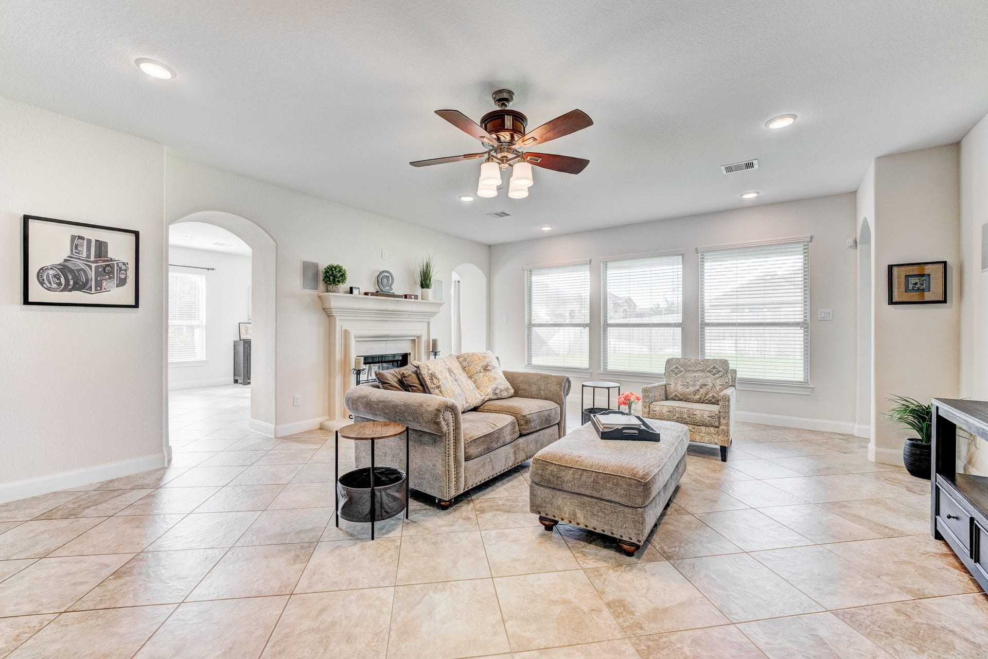 13502 Sorghum Drive, Rosharon, TX 77583 Spacious family room