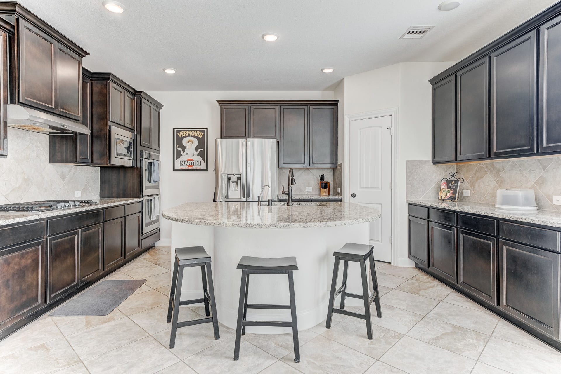 13502 Sorghum Drive, Rosharon, TX 77583 Spacious kitchen with breakfast bar