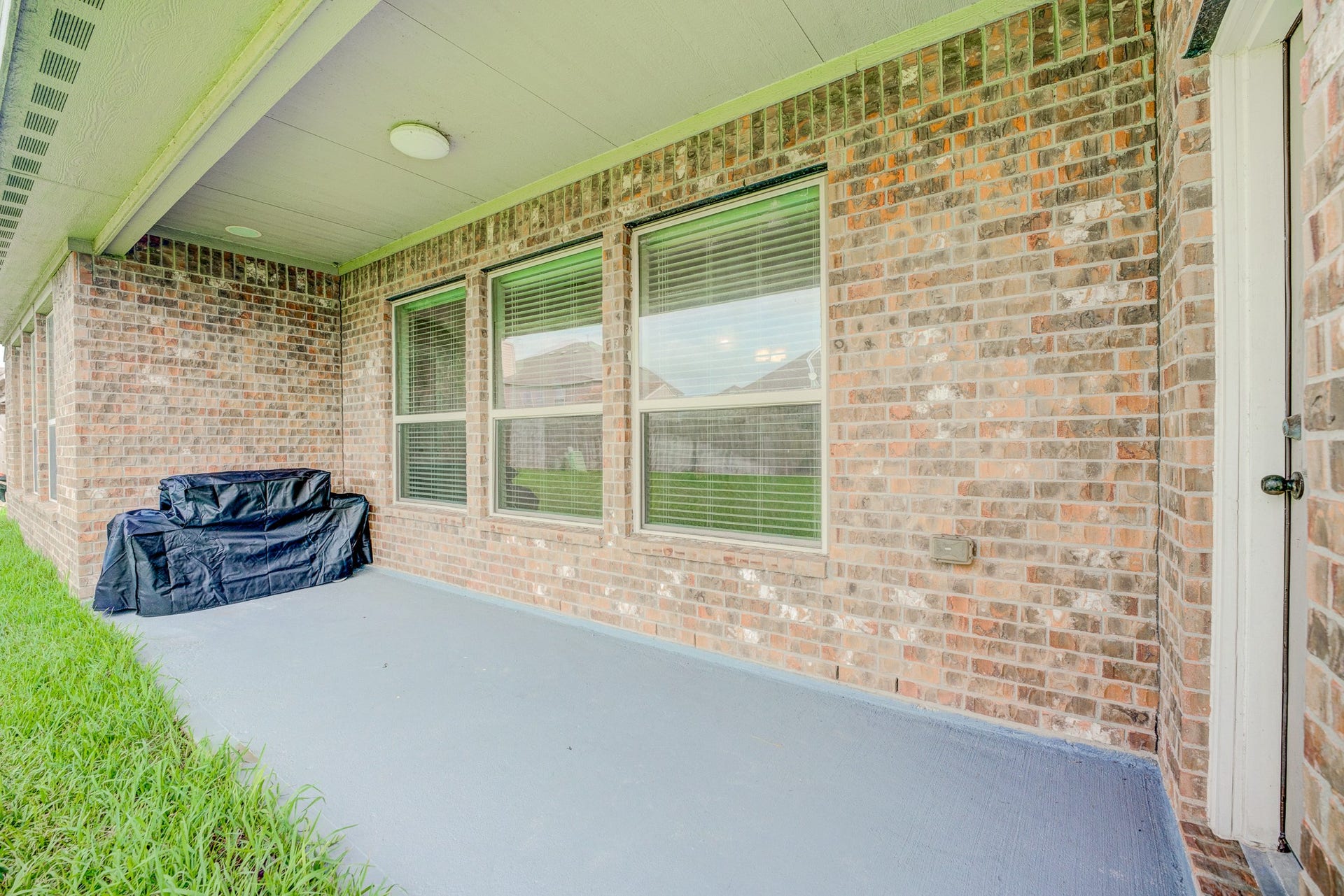 13502 Sorghum Drive, Rosharon, TX 77583 Covered back patio