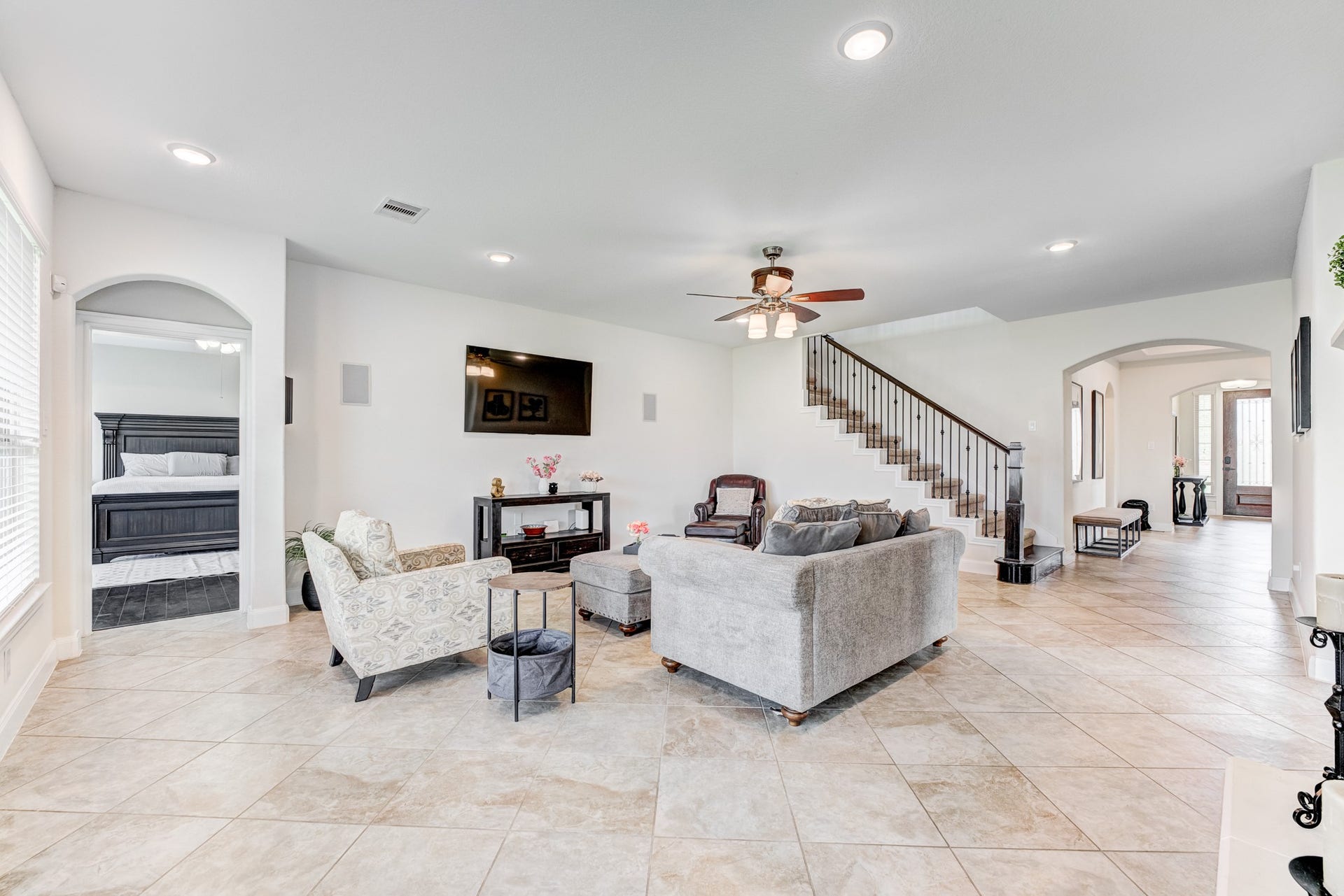 13502 Sorghum Drive, Rosharon, TX 77583 Open family room with plenty of natural light