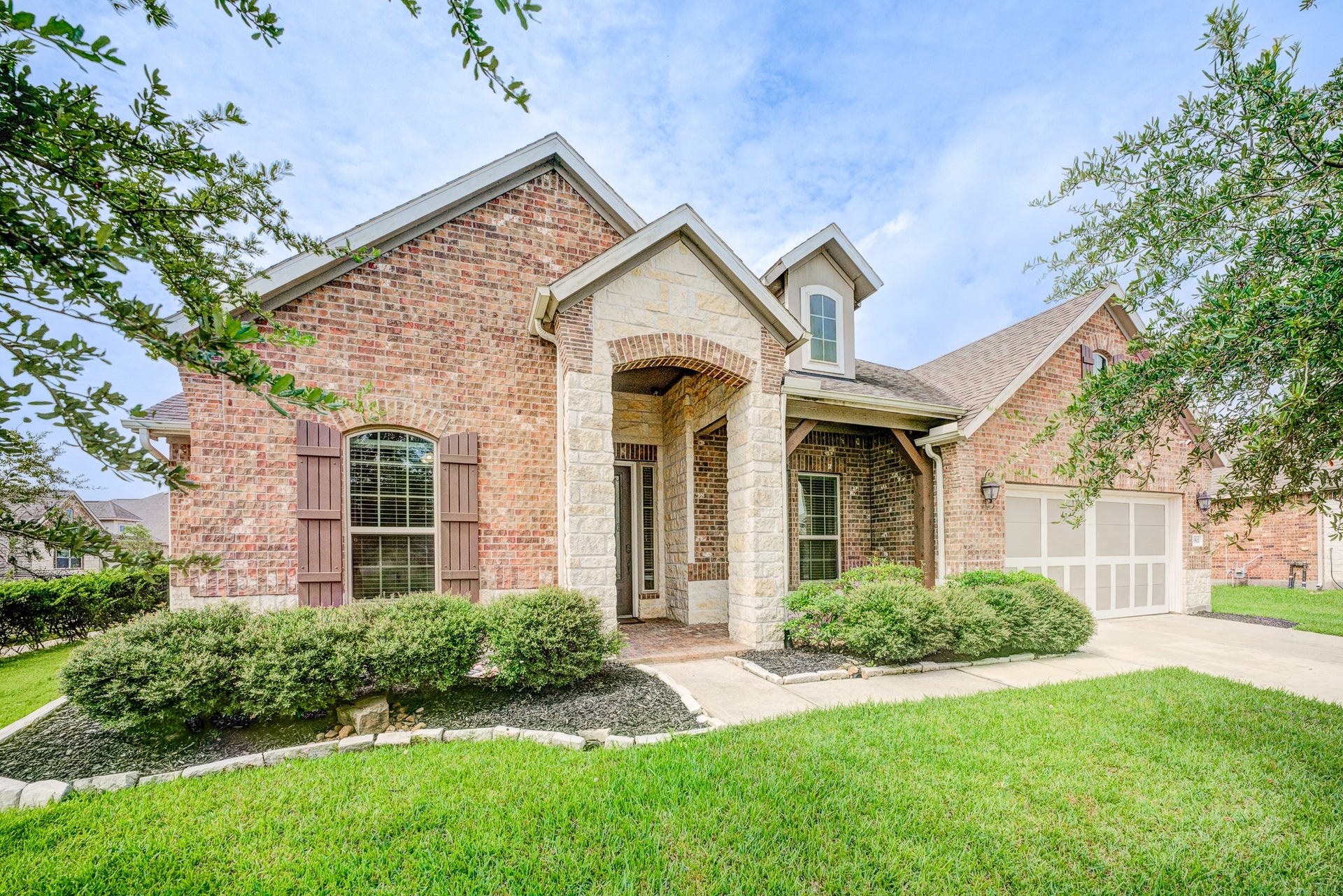 13502 Sorghum Drive, Rosharon, TX 77583 1.5-story home on a spacious corner lot