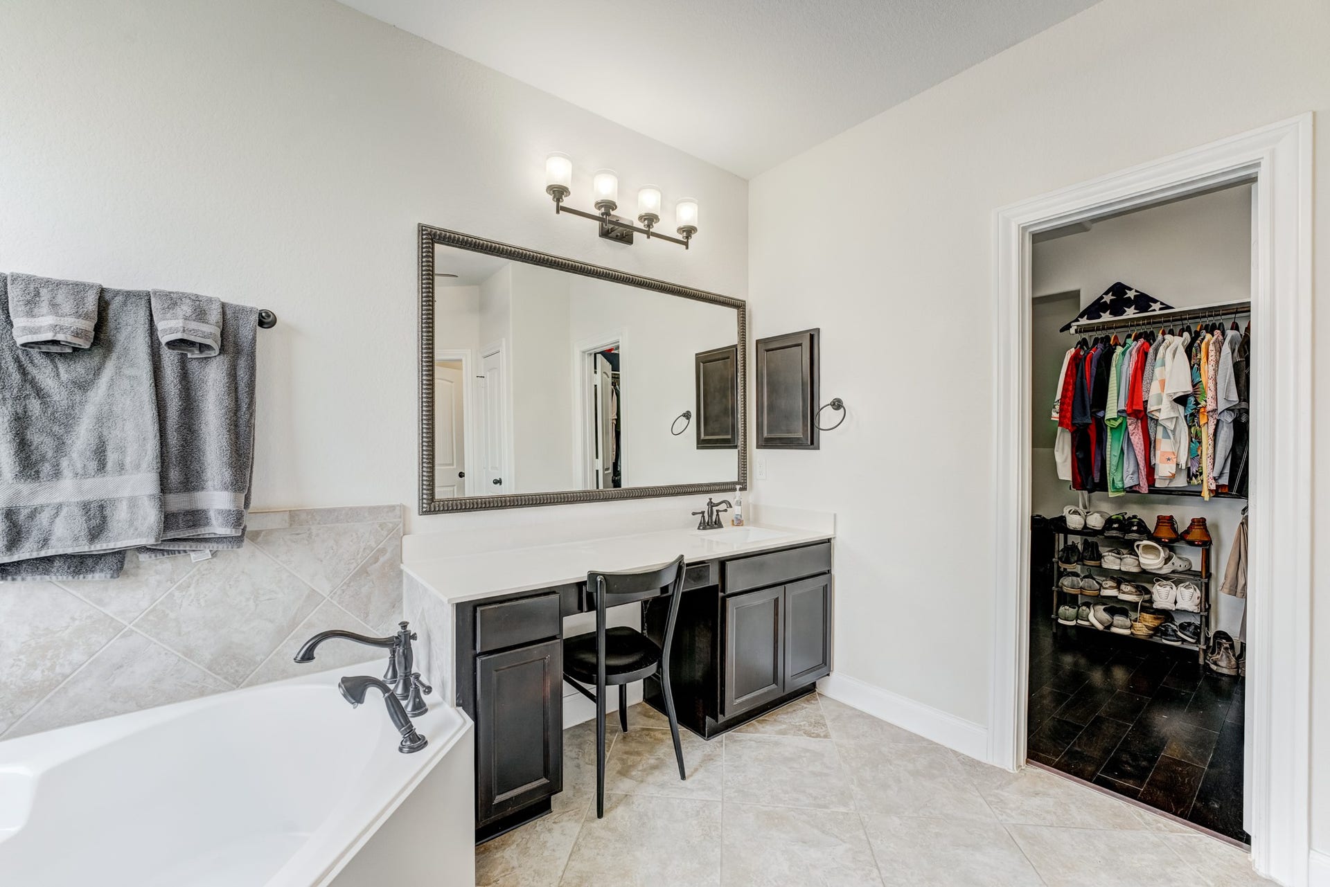 13502 Sorghum Drive, Rosharon, TX 77583 Spacious primary bathroom and walk-in closet