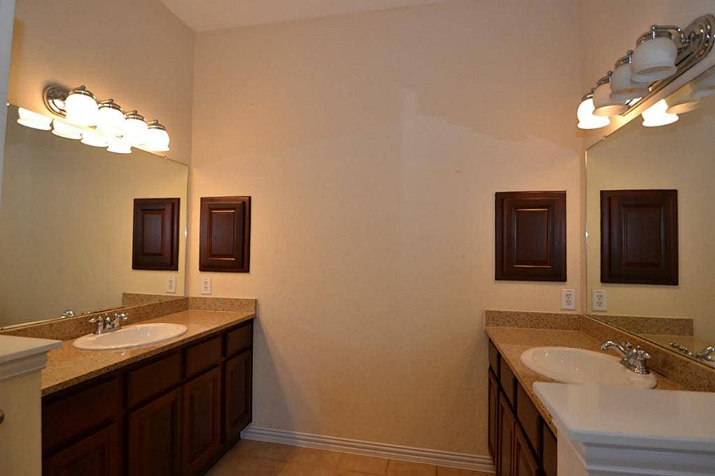 6606 Cadogan Court, Sugar Land, TX 77479 Owner s suite has dual sinks, garden soaking tub & separate shower &OVERSIZE walk-in closet.
