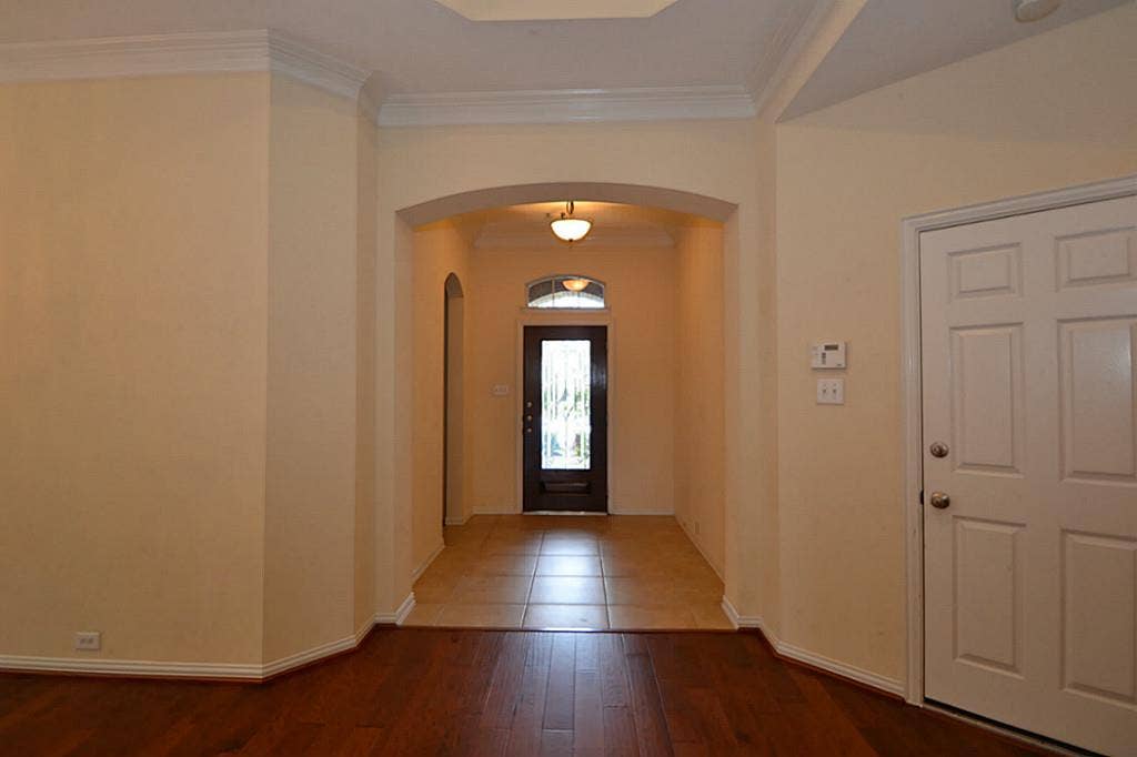 6606 Cadogan Court, Sugar Land, TX 77479 BEAUTIFUL DETAILS IN THIS HOME!! SPLIT FLOOR PLAN WITH STUDY OR MEIDA ROOM.