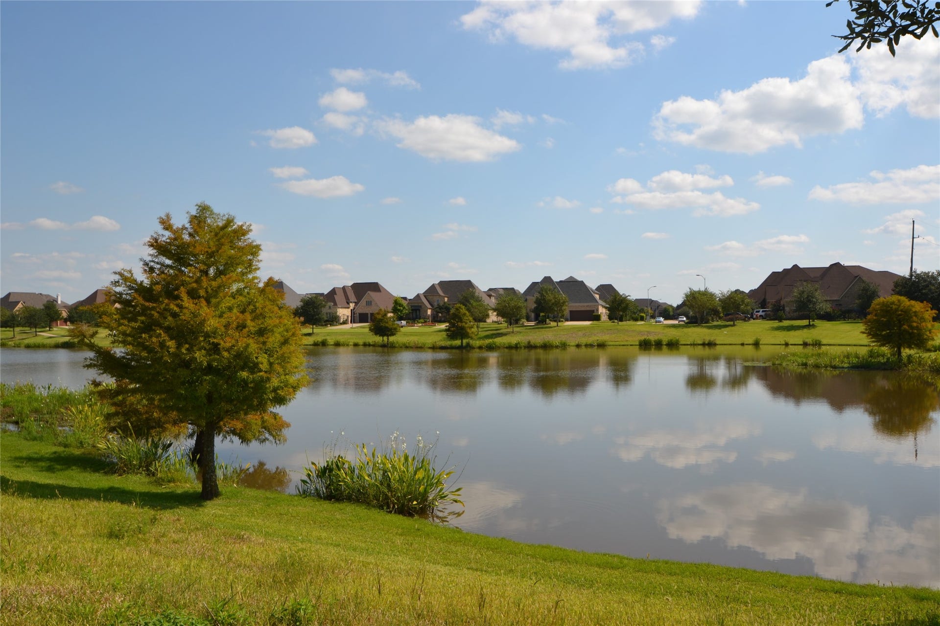 6606 Cadogan Court, Sugar Land, TX 77479 Enjoy the serene beauty of a picturesque neighborhood lake, perfect for leisurely strolls, morning jogs, or peaceful evening walks. Beautiful surroundings and tranquil water views create a relaxing, resort-like atmosphere right outside your door.