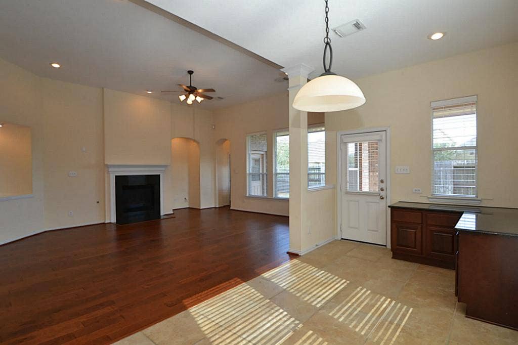 6606 Cadogan Court, Sugar Land, TX 77479 Good size Kitchen with Granite counter tops,opens to Den with fireplace,breakfast room.