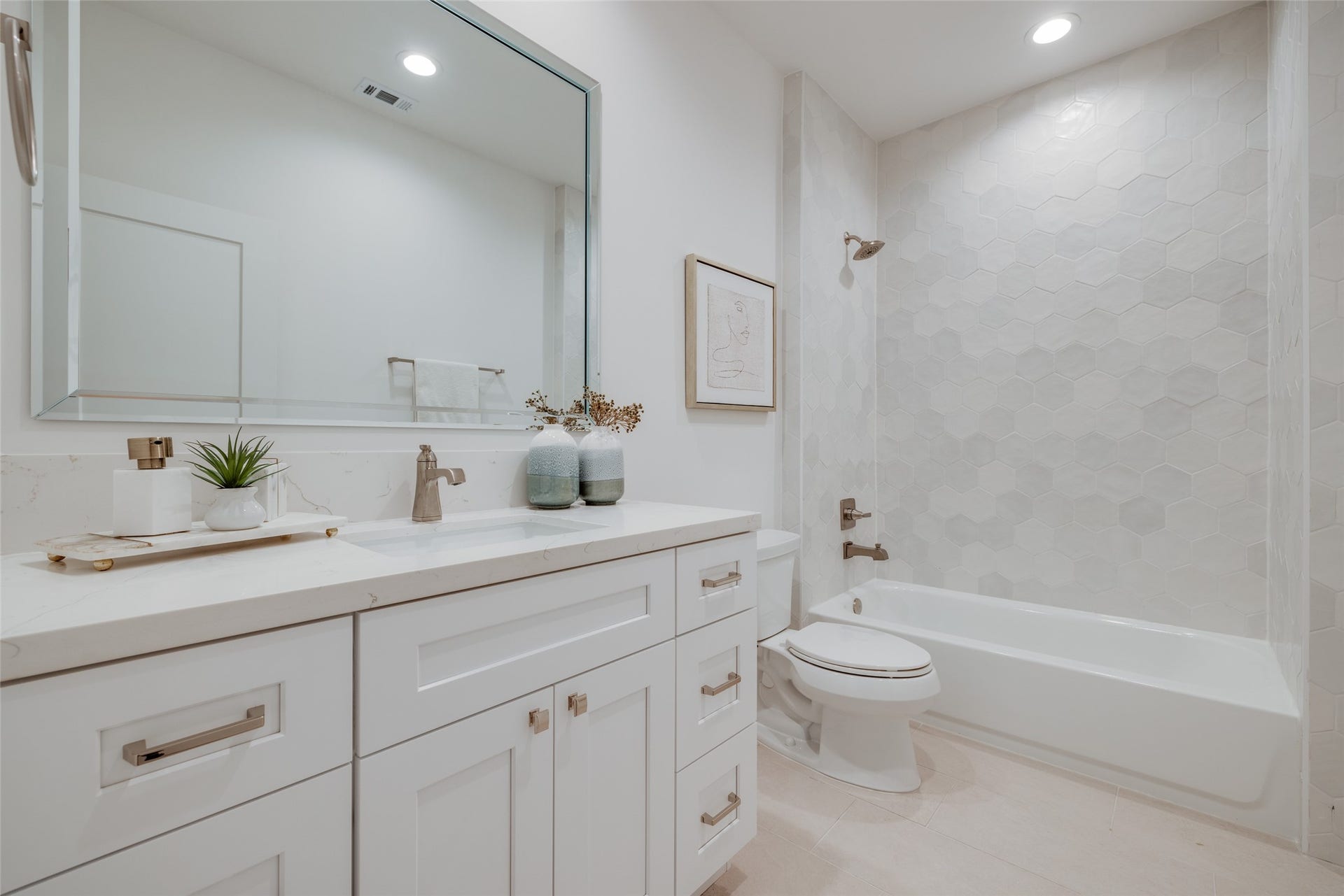 1010 E 26TH Street, Houston, TX 77009 * ASK ABOUT CUSTOMIZATION OPTIONS DURING CONSTRUCTION ONLY
* MAZZARINO MODEL HOME
* PHOTOS MAY SHOW A SIMILAR FLOOR PLAN AND/OR UPGRADED/ALTERNATIVE FINISHES
* Please use these photos as a guide
* THIS IS AN ACTIVE CONSTRUCTION SITE, BUYERS MUST REQUEST APPOINTMENT TO BE ON PREMISES AT ALL TIMES.