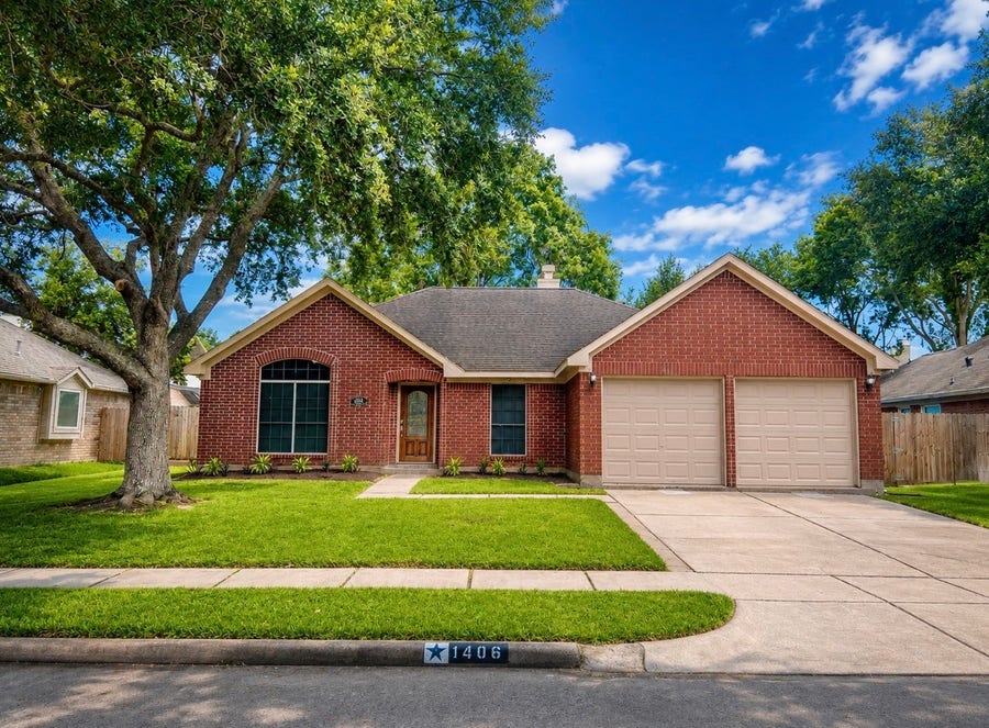 Property photo for 1806 Oak Wood Drive E, Pearland, TX