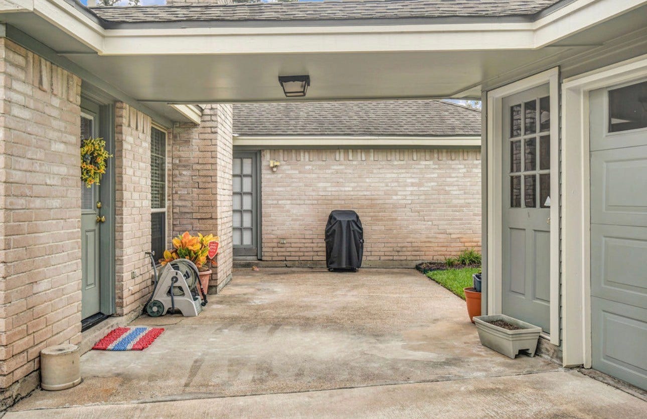 102 Raintree Lane, Lake Jackson, TX 77566
