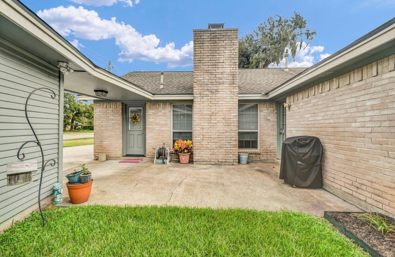 102 Raintree Lane, Lake Jackson, TX 77566