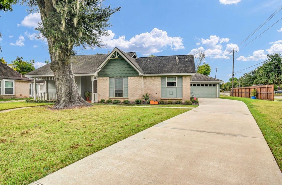 Property photo for 102 Raintree Lane, Lake Jackson, TX